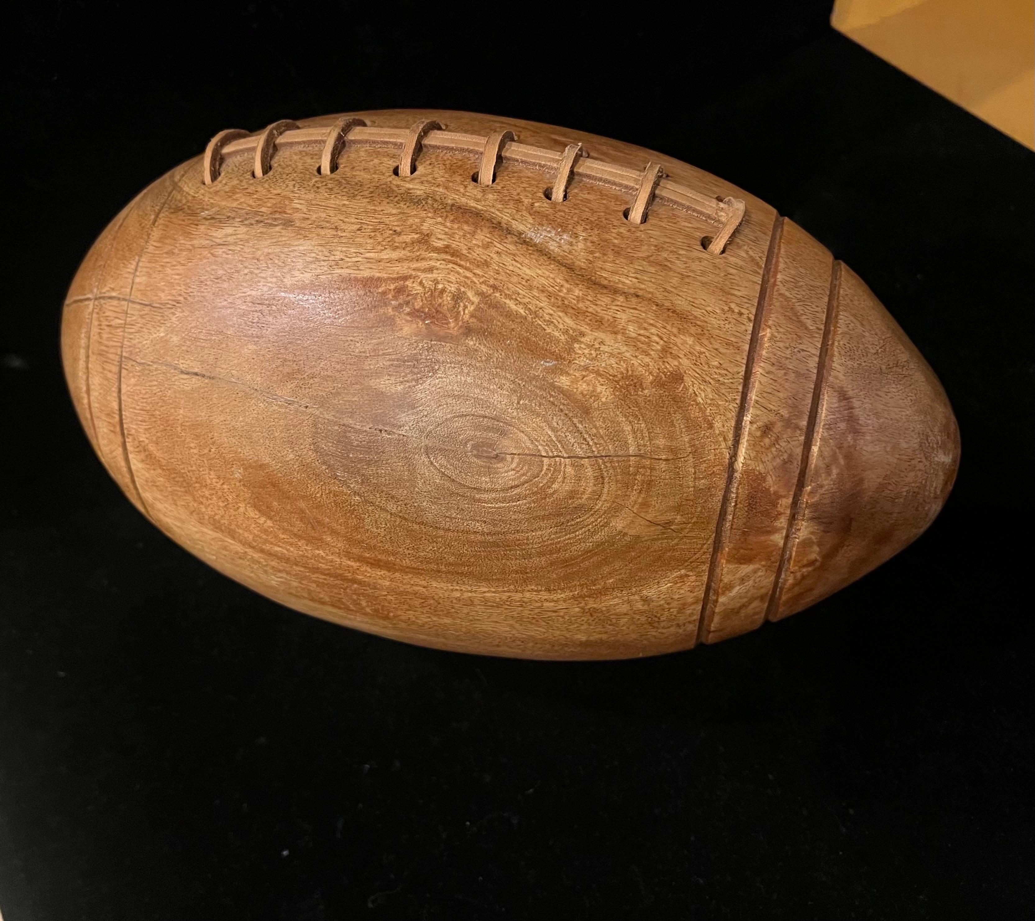 XX secolo Scultura di football americano intagliata a mano in legno massiccio di Oliver e pelle di dimensioni reali in vendita