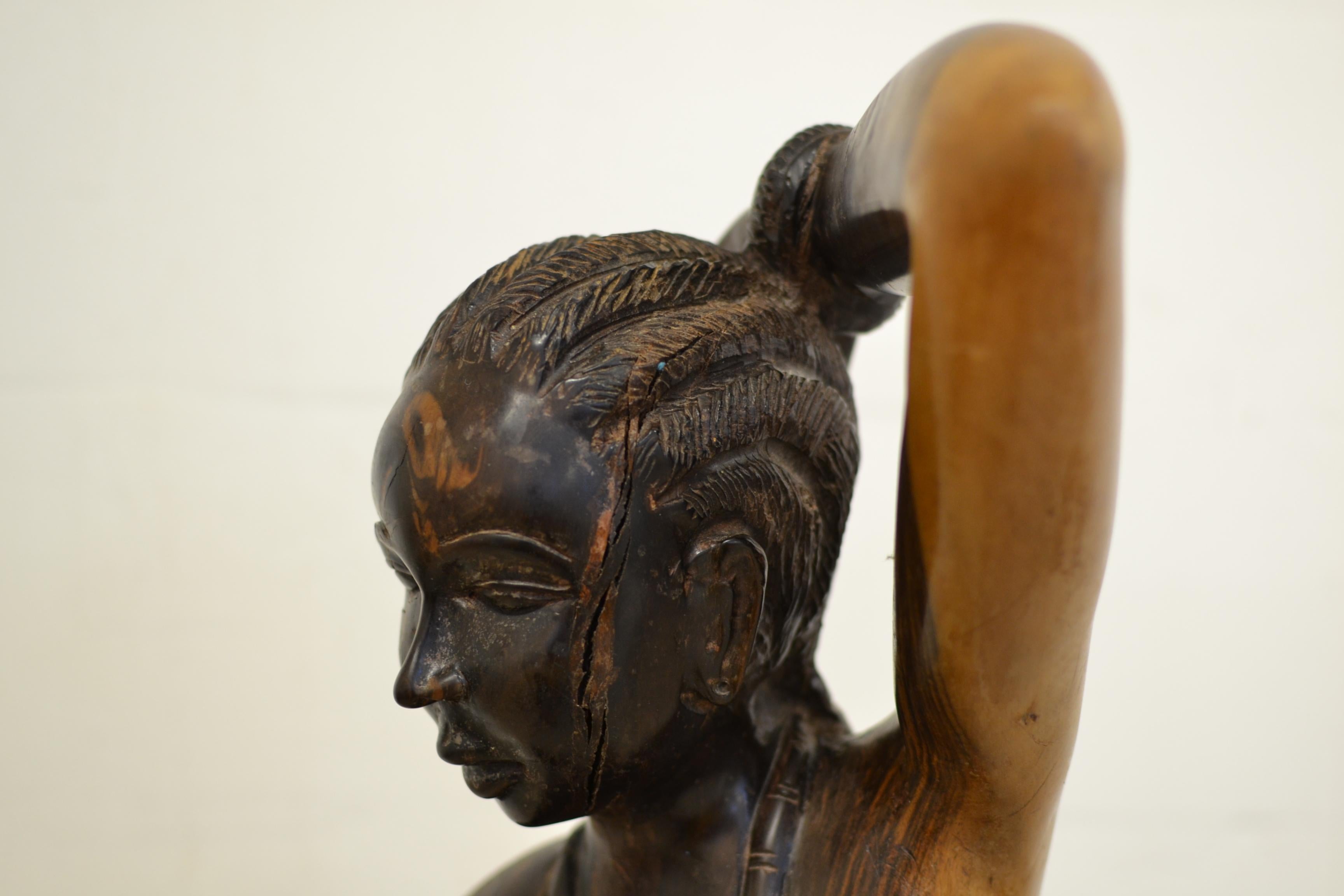 Sculpture africaine en bois massif sculptée à la main - 100 cm / 39.4 in en vente 6