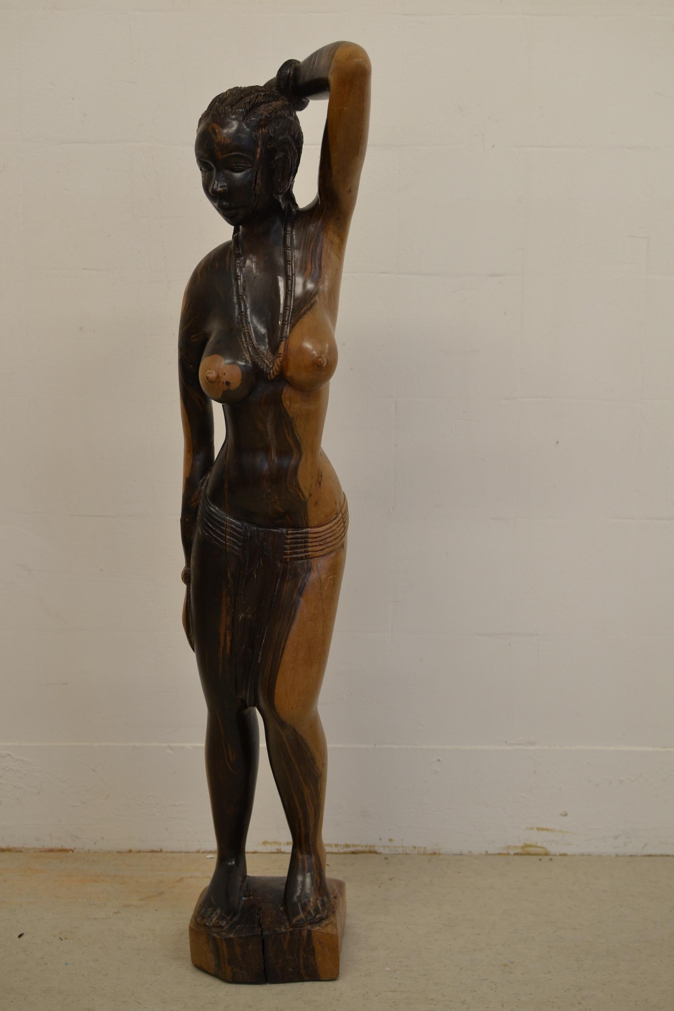 Artisanat Sculpture africaine en bois massif sculptée à la main - 100 cm / 39.4 in en vente