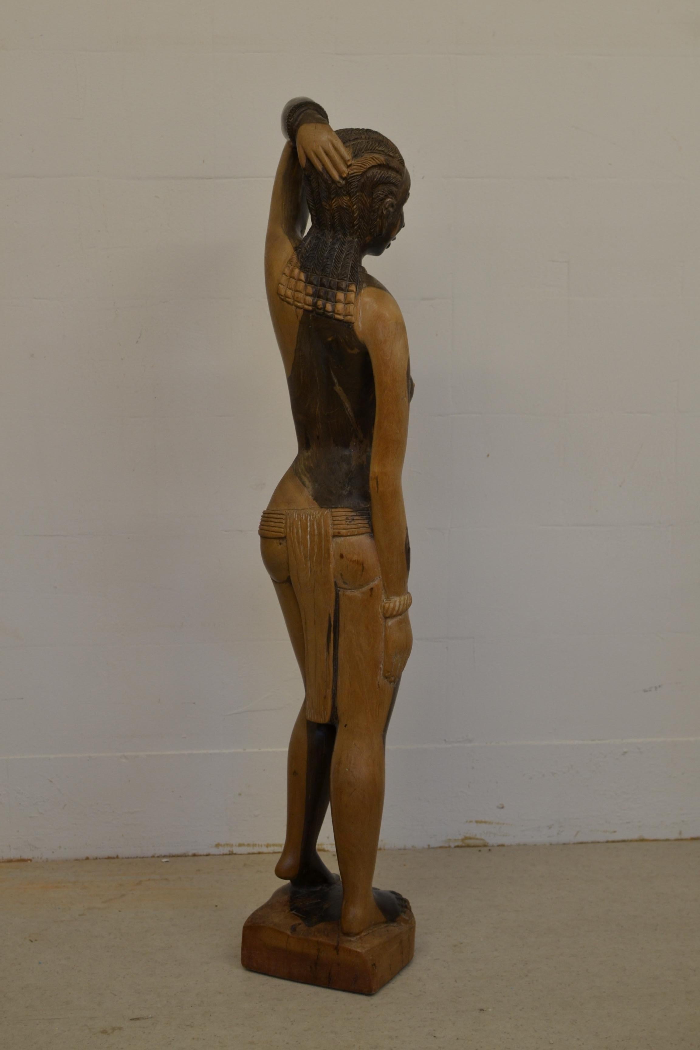 Sculpture africaine en bois massif sculptée à la main - 100 cm / 39.4 in Bon état - En vente à Turku, Finland