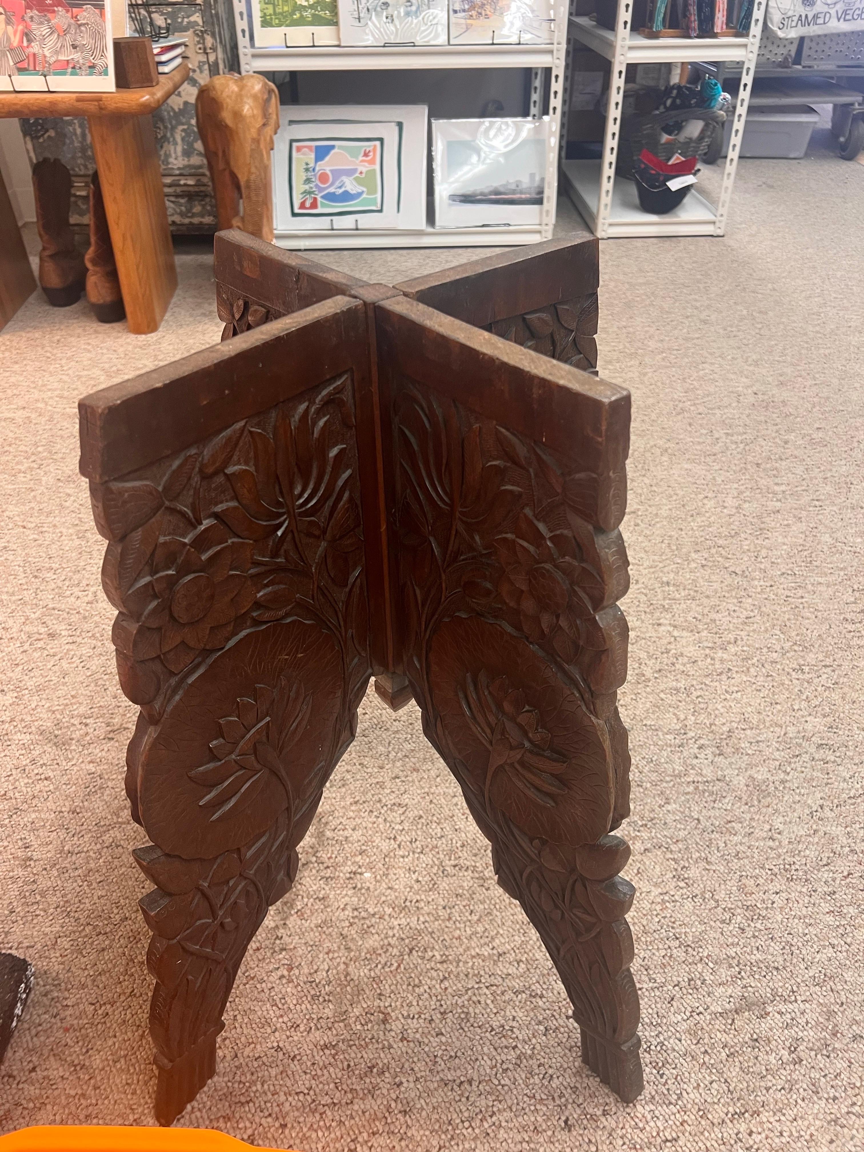 Table d'appoint ou Stand en bois massif sculpté à la main avec motif floral en vente 4