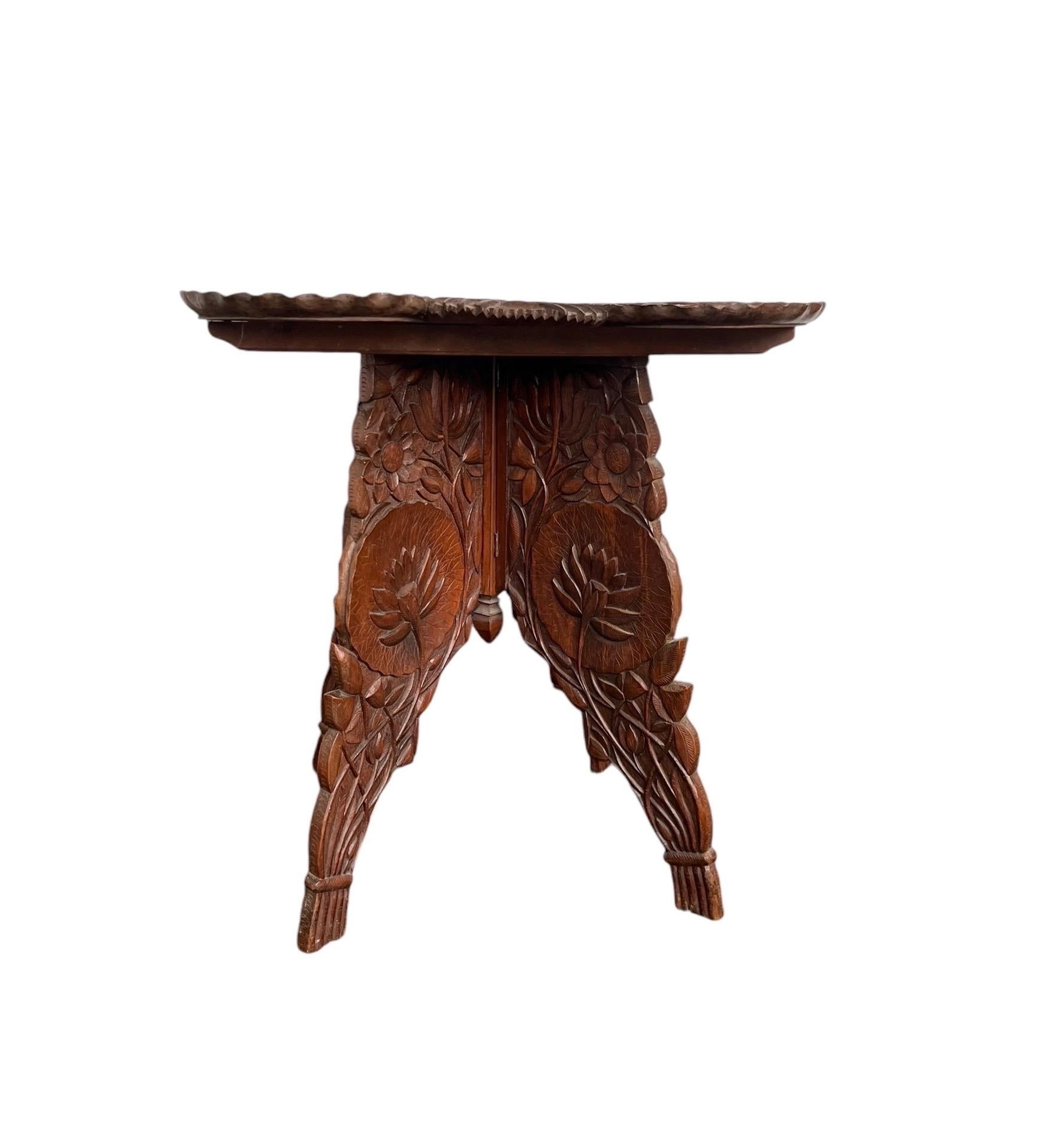 Table d'appoint ou Stand en bois massif sculpté à la main avec motif floral Bon état - En vente à Seattle, WA