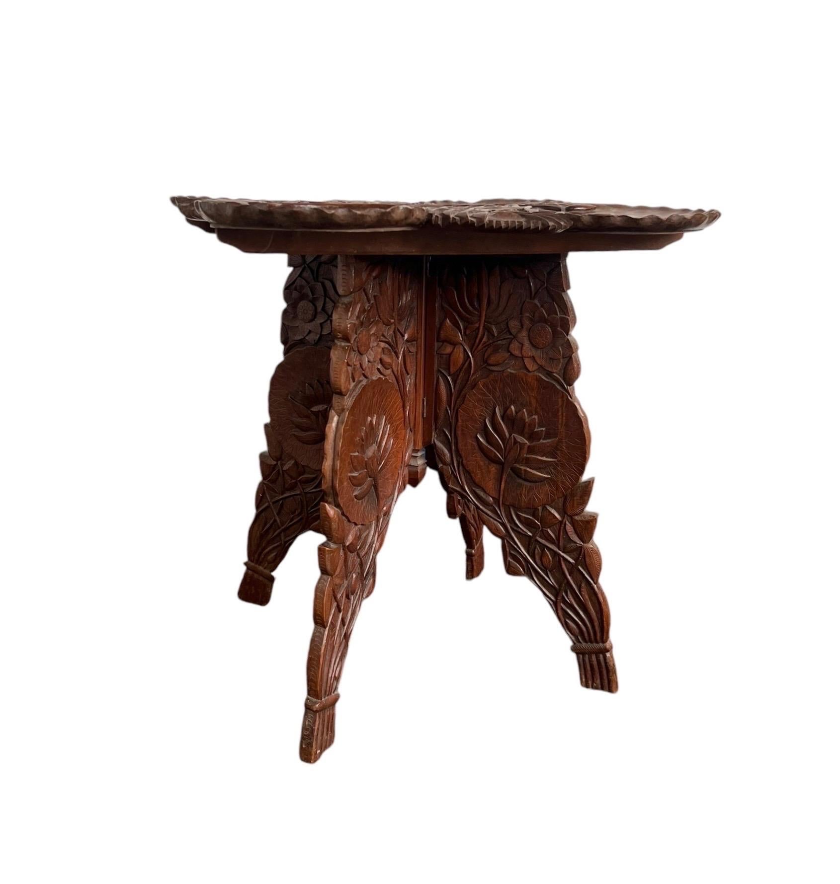 Début du 20ème siècle Table d'appoint ou Stand en bois massif sculpté à la main avec motif floral en vente