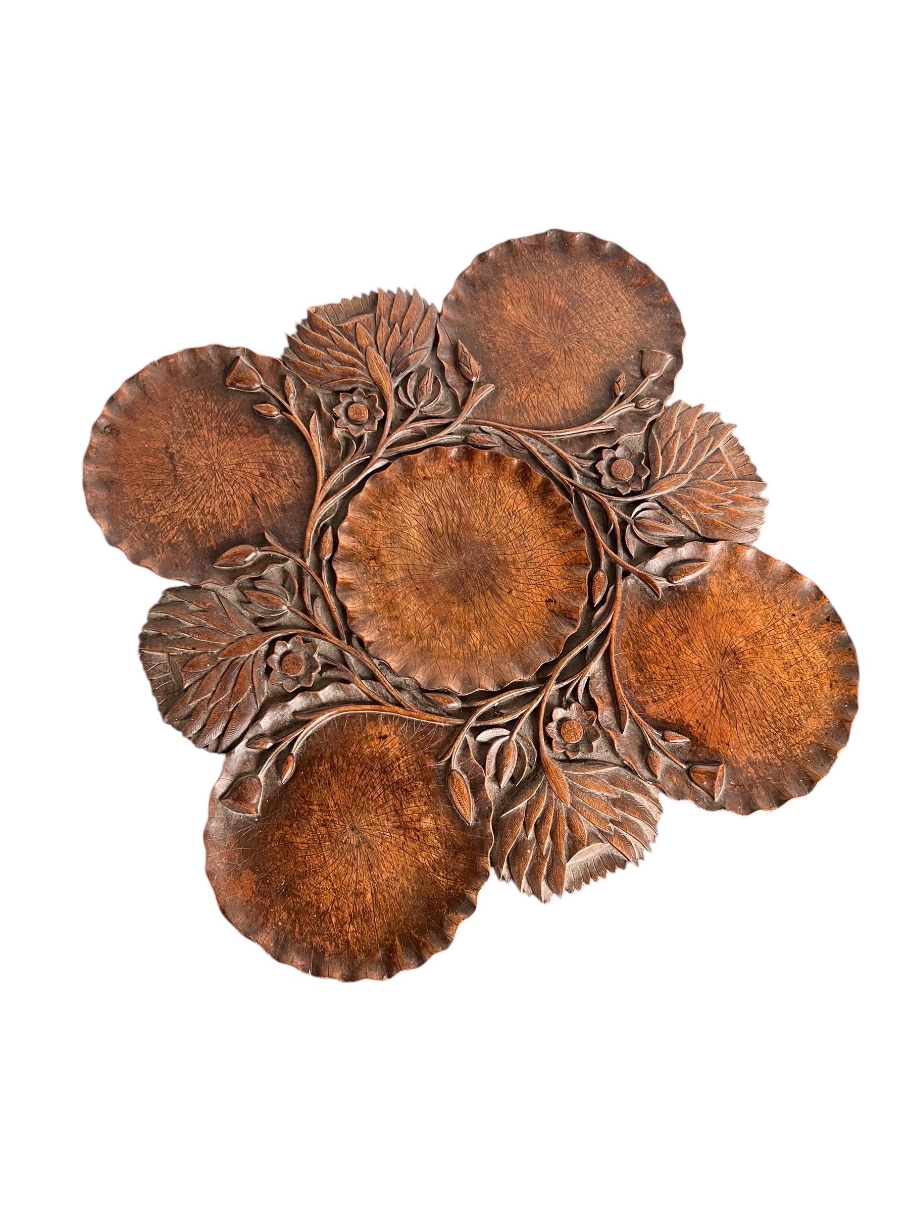 Bois Table d'appoint ou Stand en bois massif sculpté à la main avec motif floral en vente