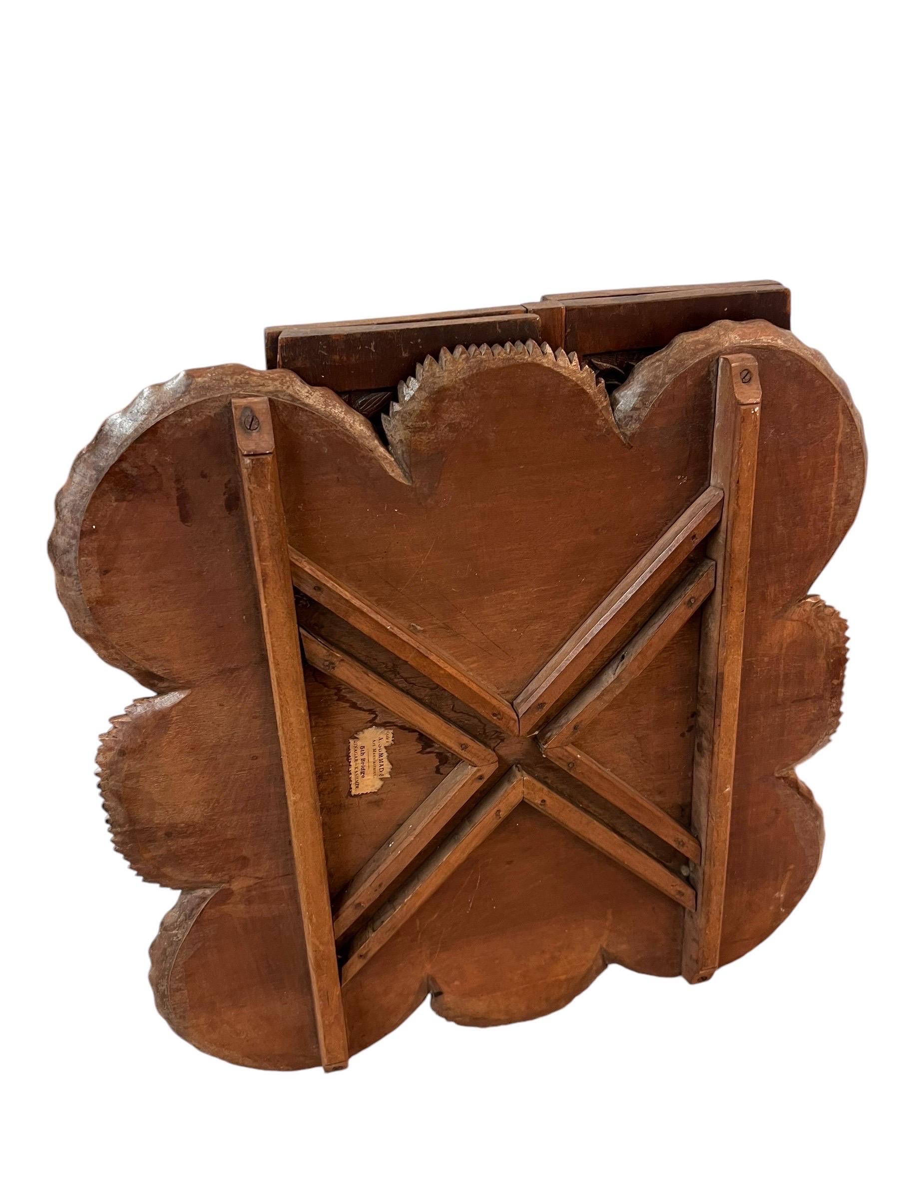 Table d'appoint ou Stand en bois massif sculpté à la main avec motif floral en vente 1