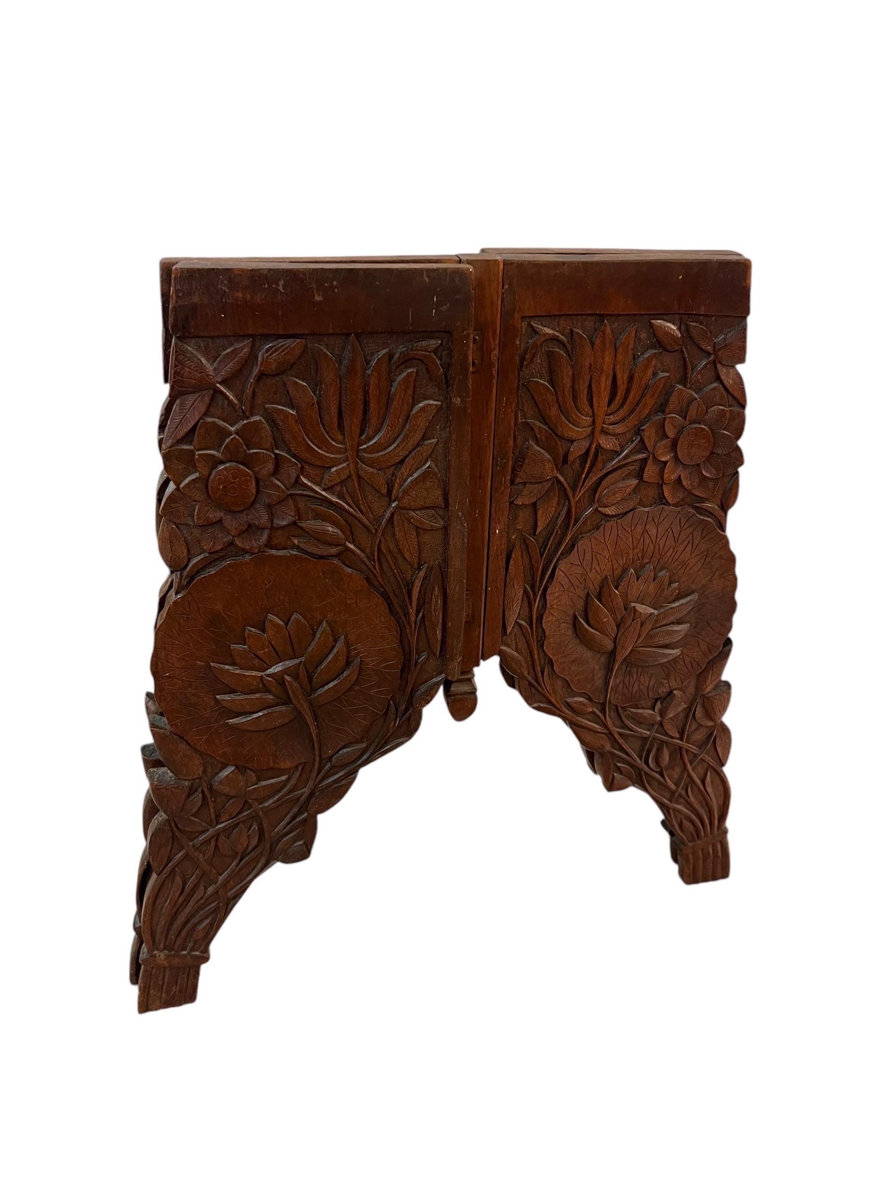 Table d'appoint ou Stand en bois massif sculpté à la main avec motif floral en vente 2
