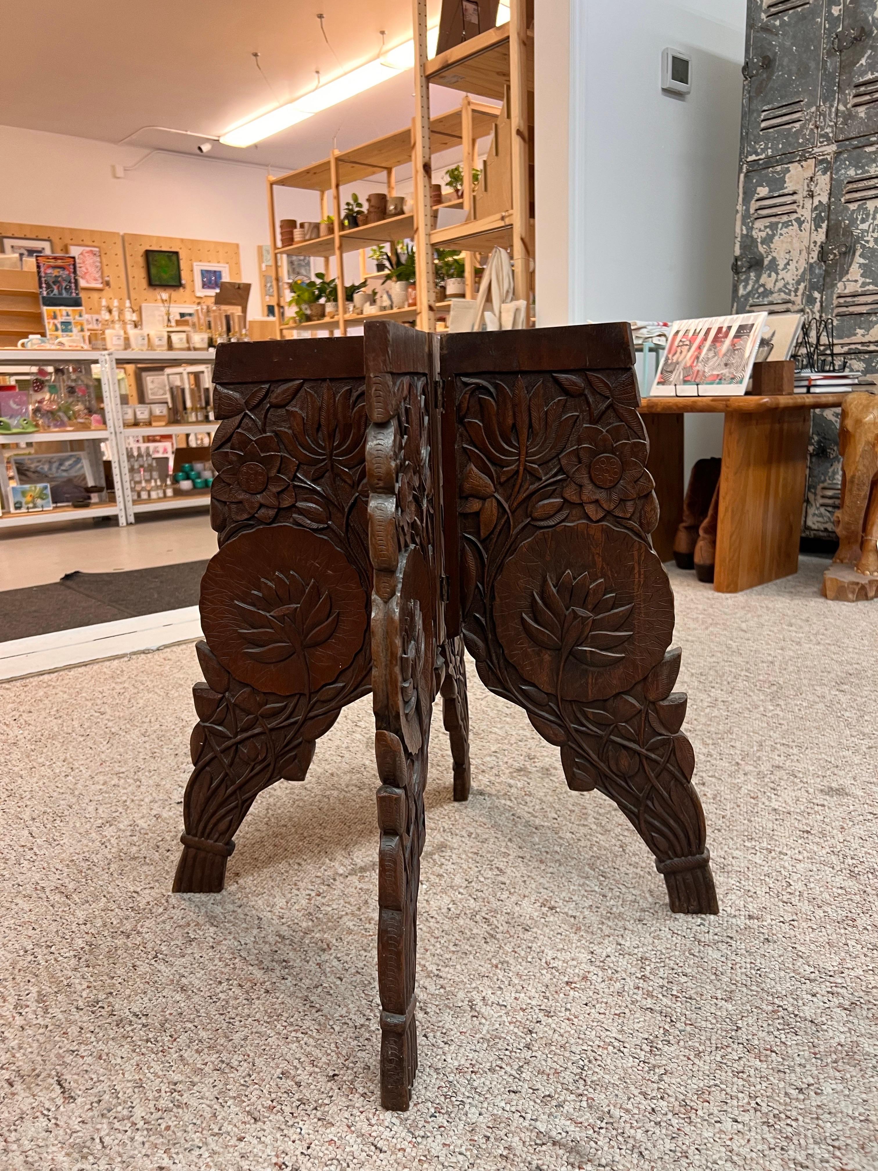 Table d'appoint ou Stand en bois massif sculpté à la main avec motif floral en vente 3