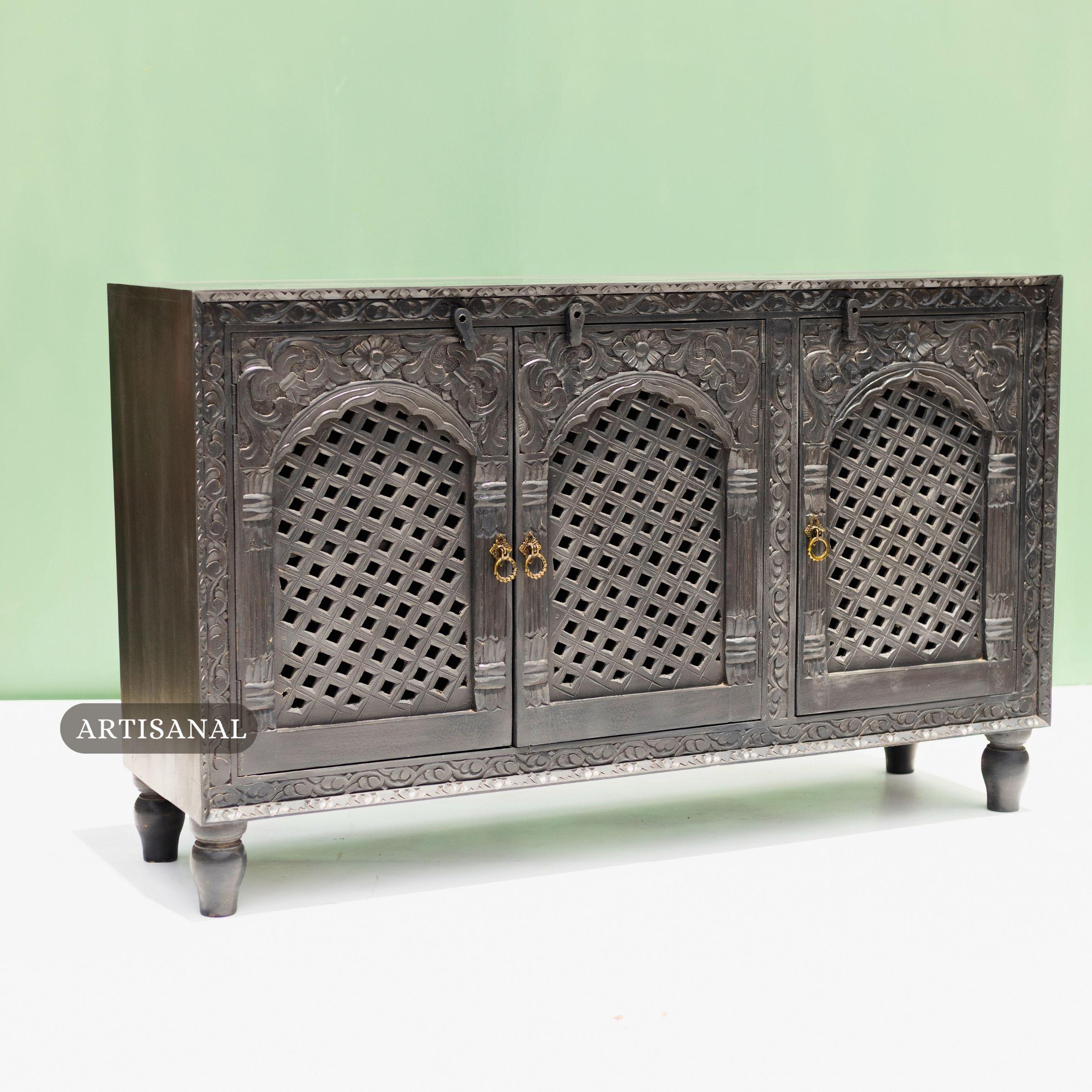 Indiano Credenza in legno massiccio intagliata a mano con ante a reticolo di Artisanal in vendita