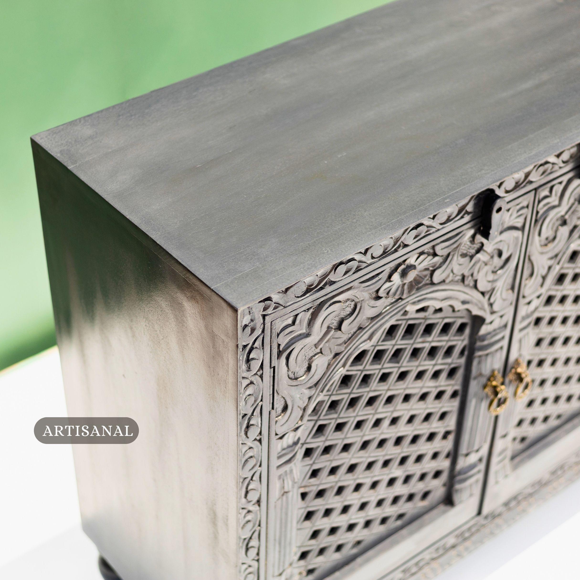 Credenza in legno massiccio intagliata a mano con ante a reticolo di Artisanal In condizioni Nuovo in vendita a New York, NY