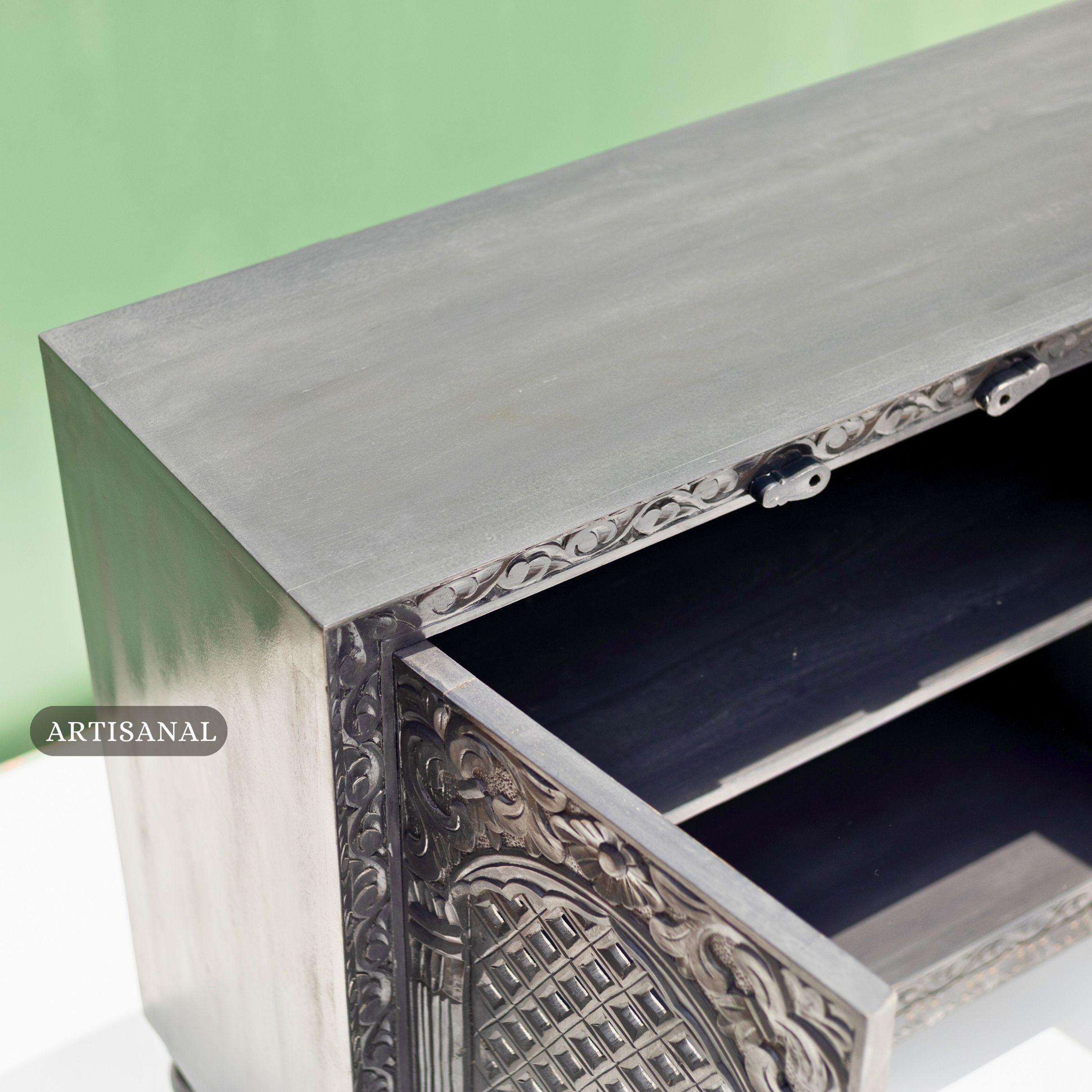 XXI secolo e contemporaneo Credenza in legno massiccio intagliata a mano con ante a reticolo di Artisanal in vendita