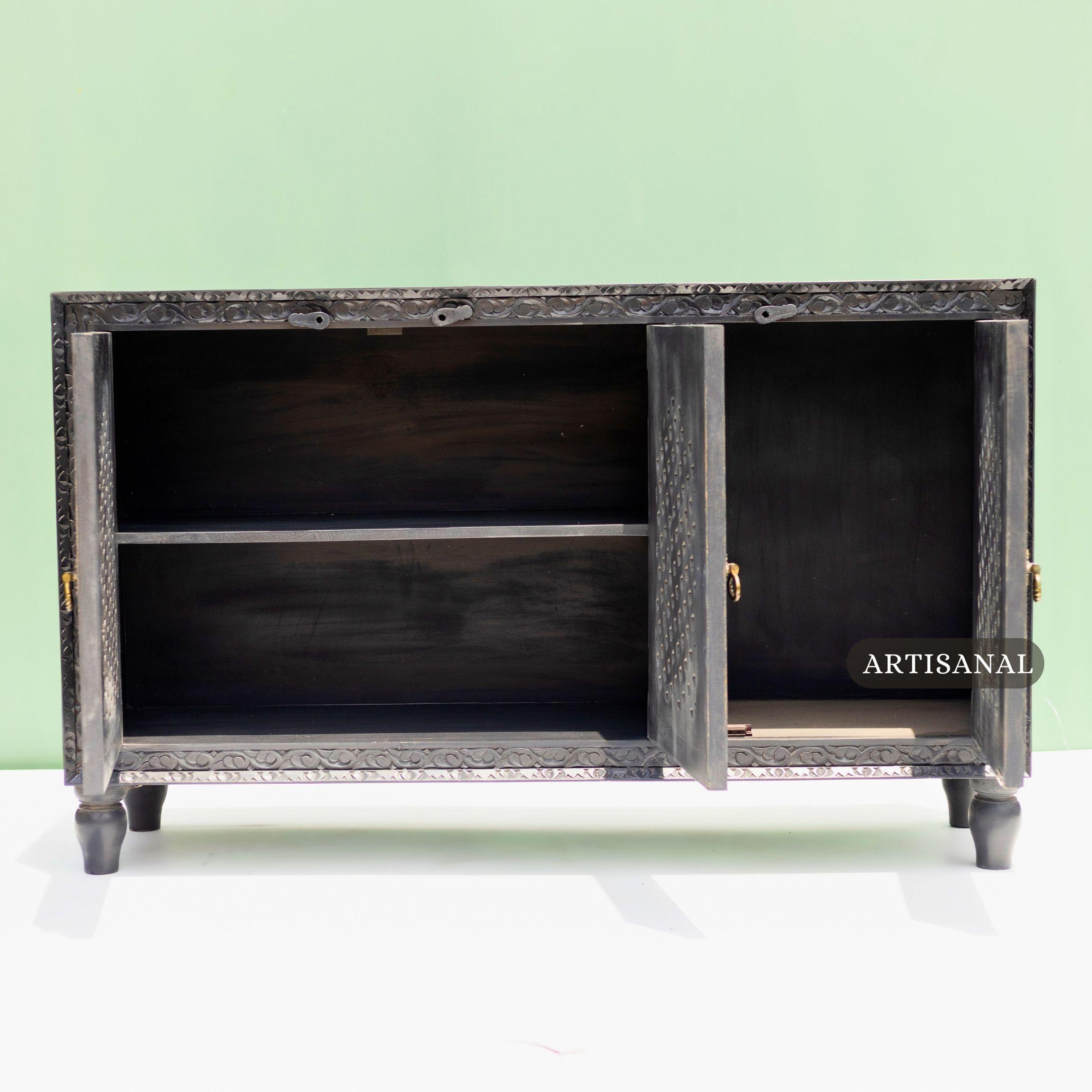 Legno Credenza in legno massiccio intagliata a mano con ante a reticolo di Artisanal in vendita