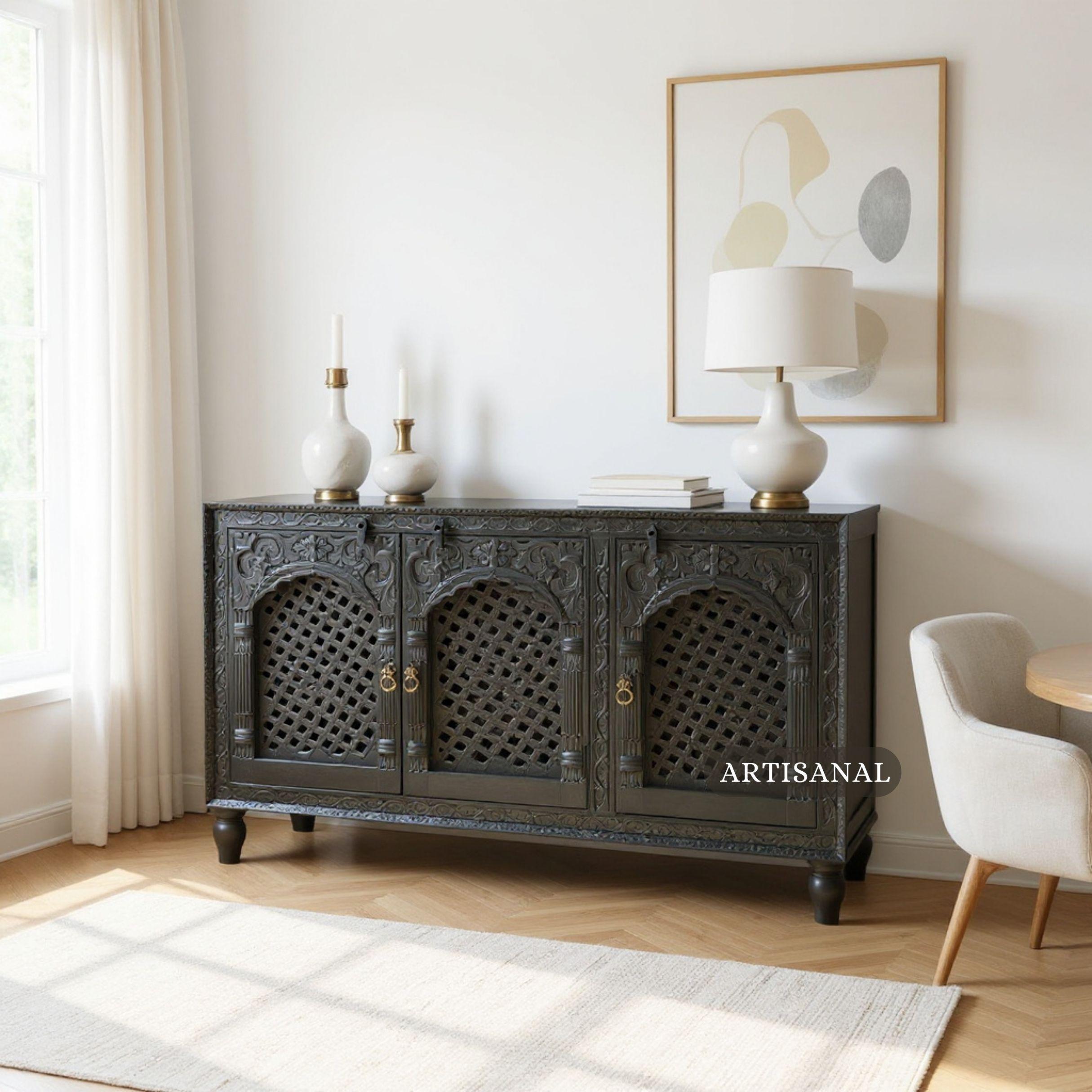 Credenza in legno massiccio intagliata a mano con ante a reticolo di Artisanal in vendita 1