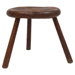 Taburete trípode de madera maciza tallada a mano con hermosa pátina, Francia ca. 1900