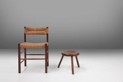 Sgabello tripode in legno massiccio intagliato a mano con una bella patina, Francia ca. 1900