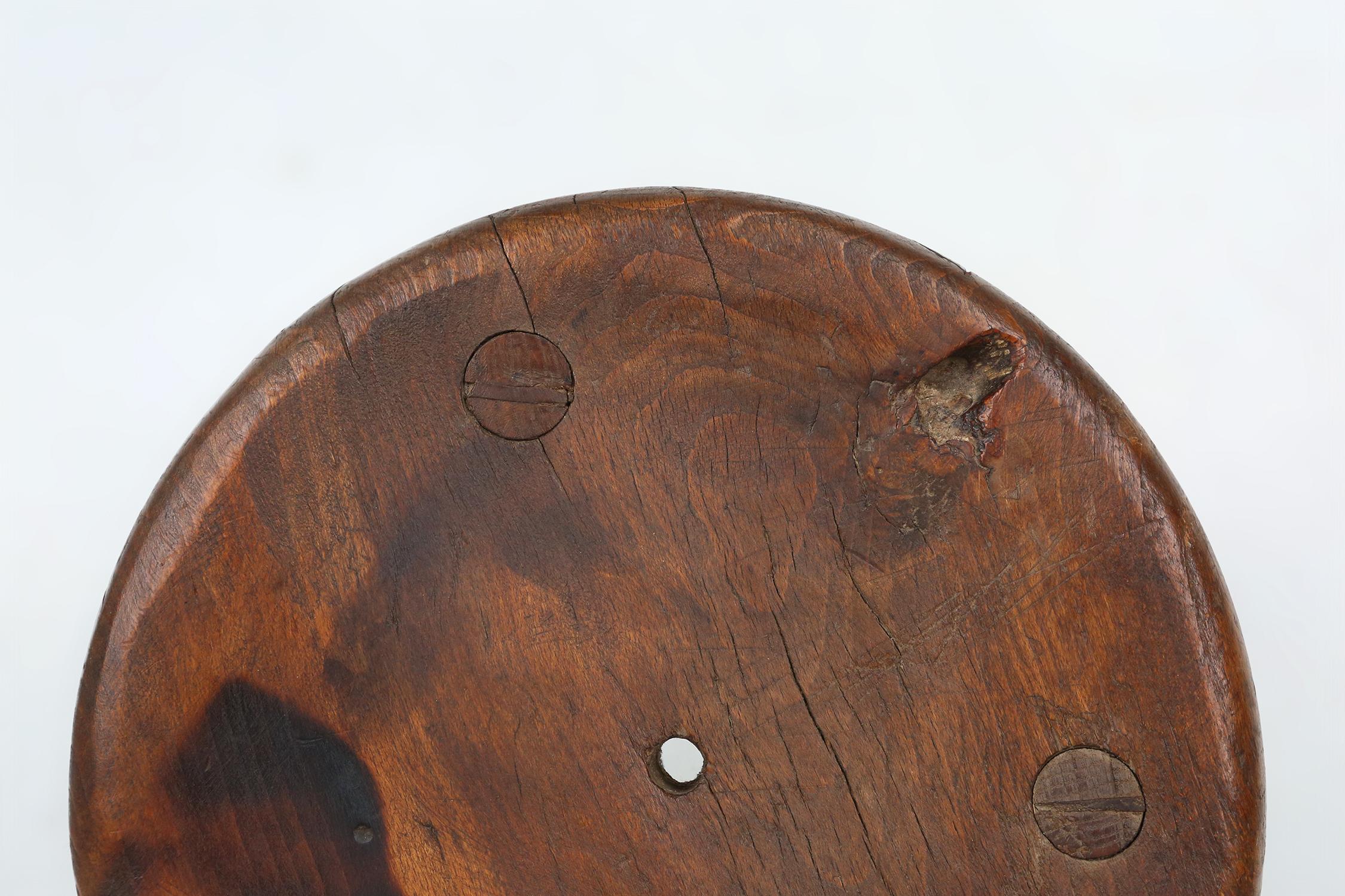 Hand-carved solid wood tripod stool with beautiful patina, France ca. 1900 In Good Condition For Sale In Meulebeke, BE
