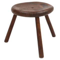 Tabouret tripode en bois massif sculpté à la main avec une belle patine, France ca. 1900