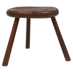 Sgabello tripode in legno massiccio intagliato a mano con una bella patina, Francia ca. 1900