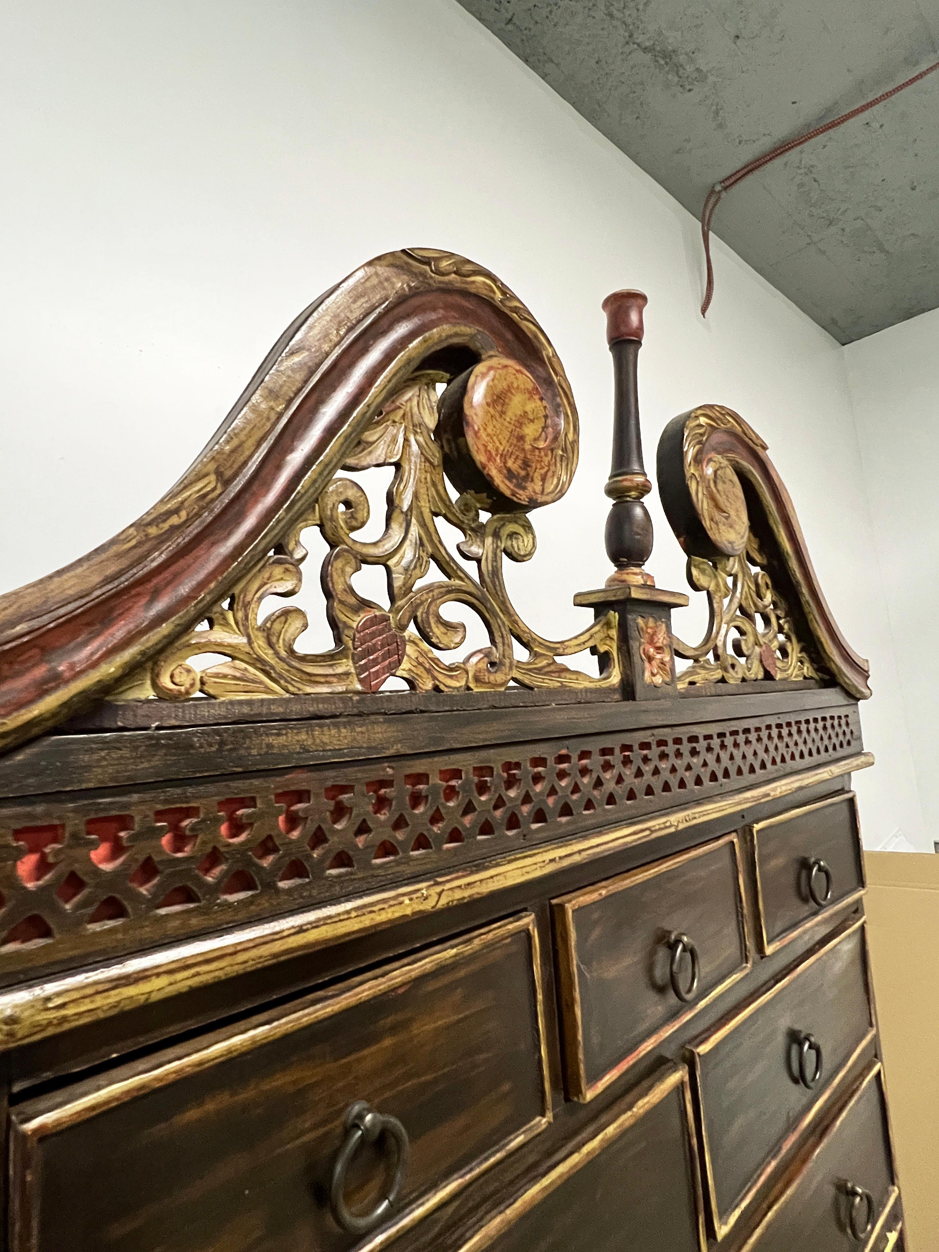 Cassapanca intagliata a mano in stile revival spagnolo, Made in Mexico, CIRCA 1960 in vendita 3