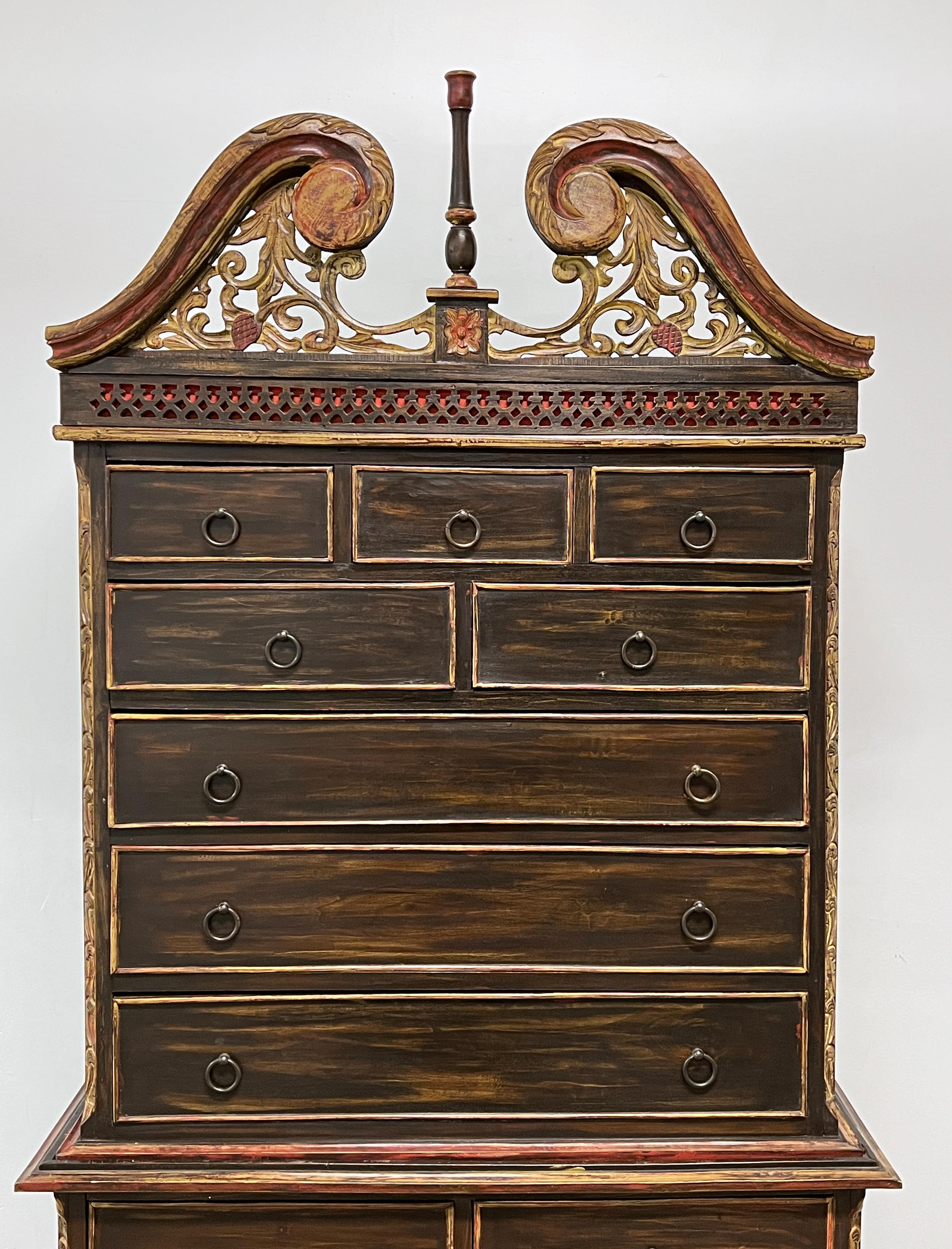 Cassapanca highboy in legno di pino intagliato a mano in stile Revival spagnolo, rifinita in tonalità umbrate con accenti dorati e riflessi rosati. Finemente dettagliato, con frontone ad arco, terminale a candelabro e piedi a sfera e artiglio alla