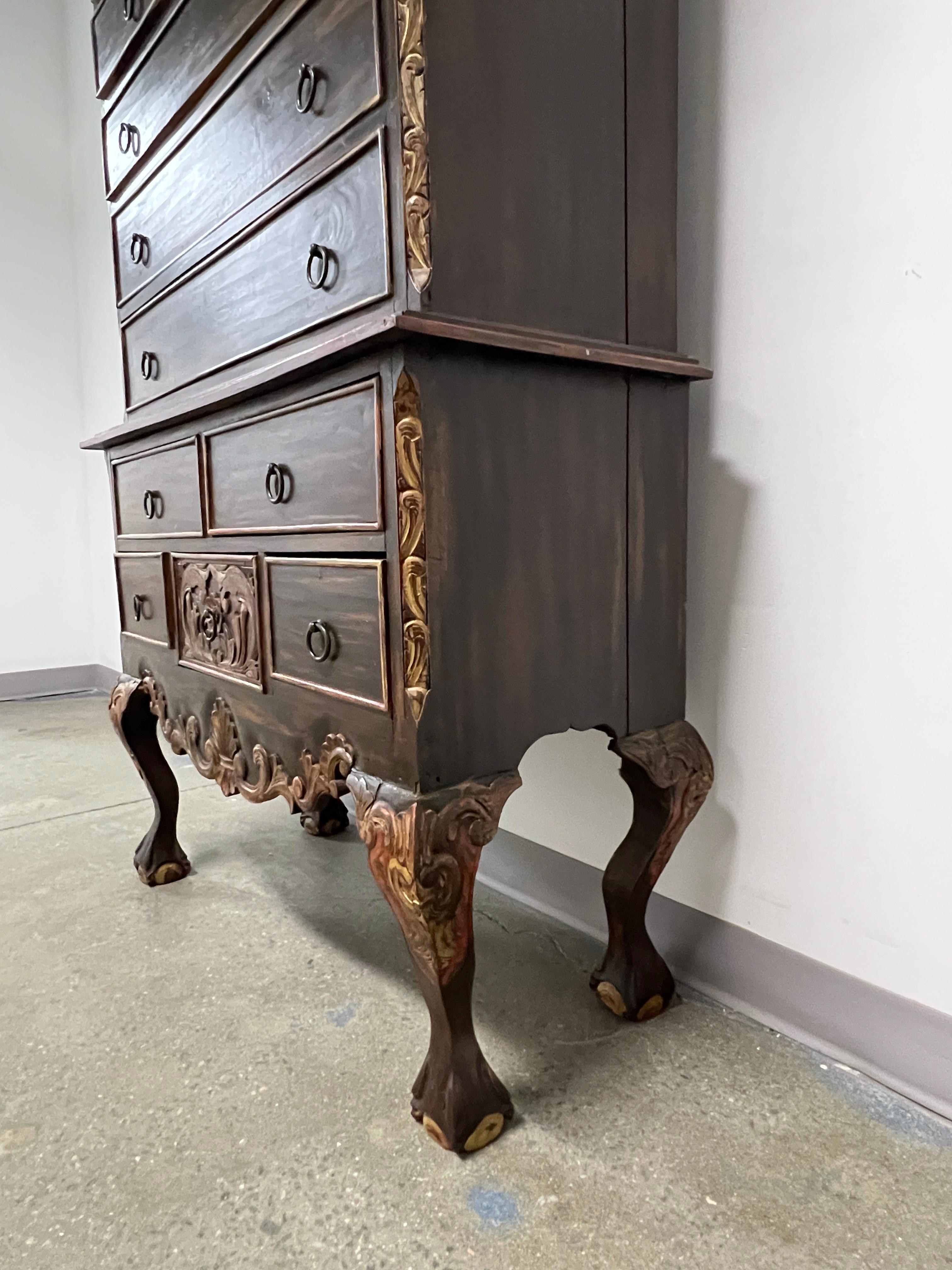 Cassapanca intagliata a mano in stile revival spagnolo, Made in Mexico, CIRCA 1960 In condizioni buone in vendita a Peabody, MA