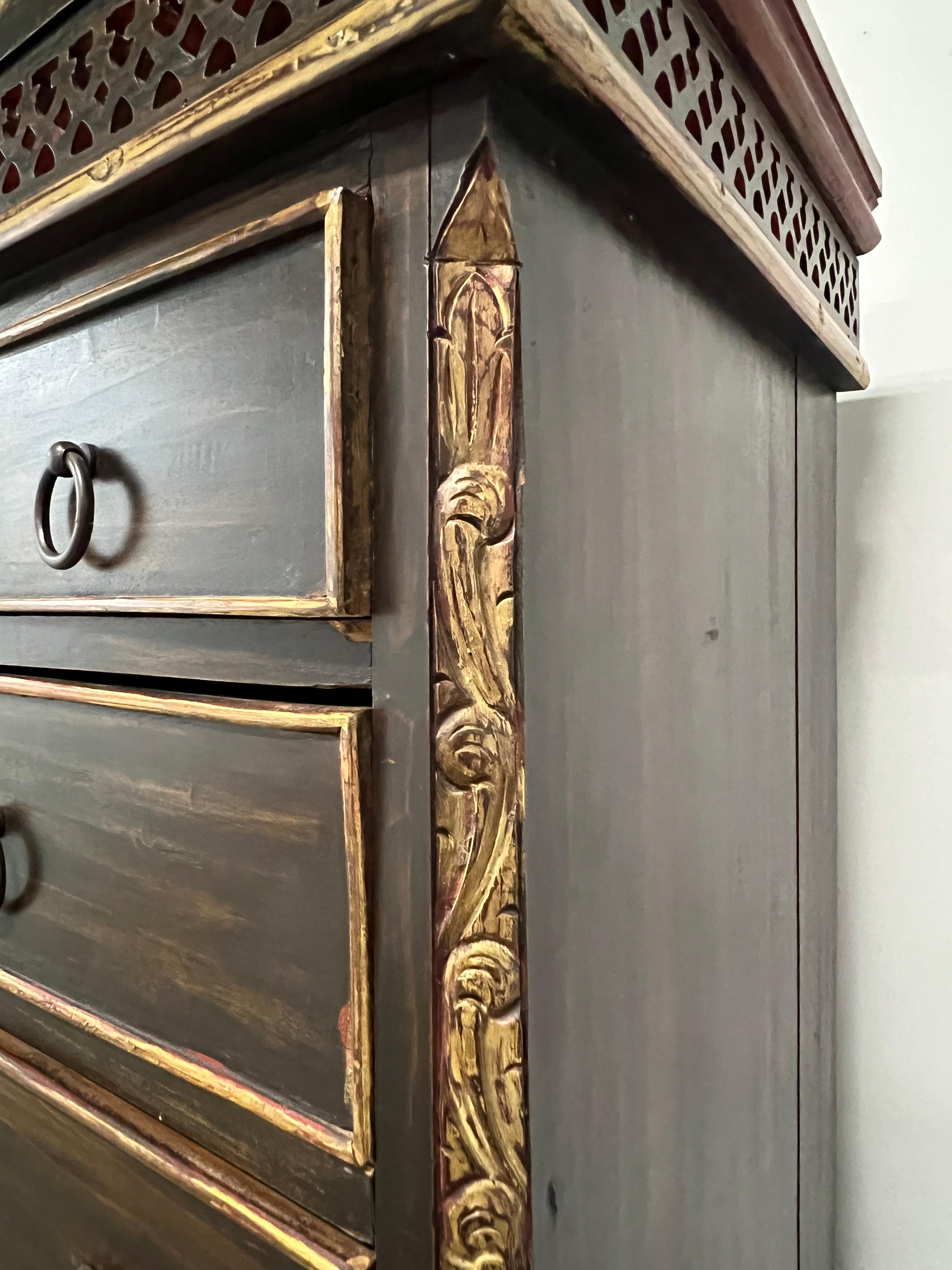 Cassapanca intagliata a mano in stile revival spagnolo, Made in Mexico, CIRCA 1960 in vendita 1