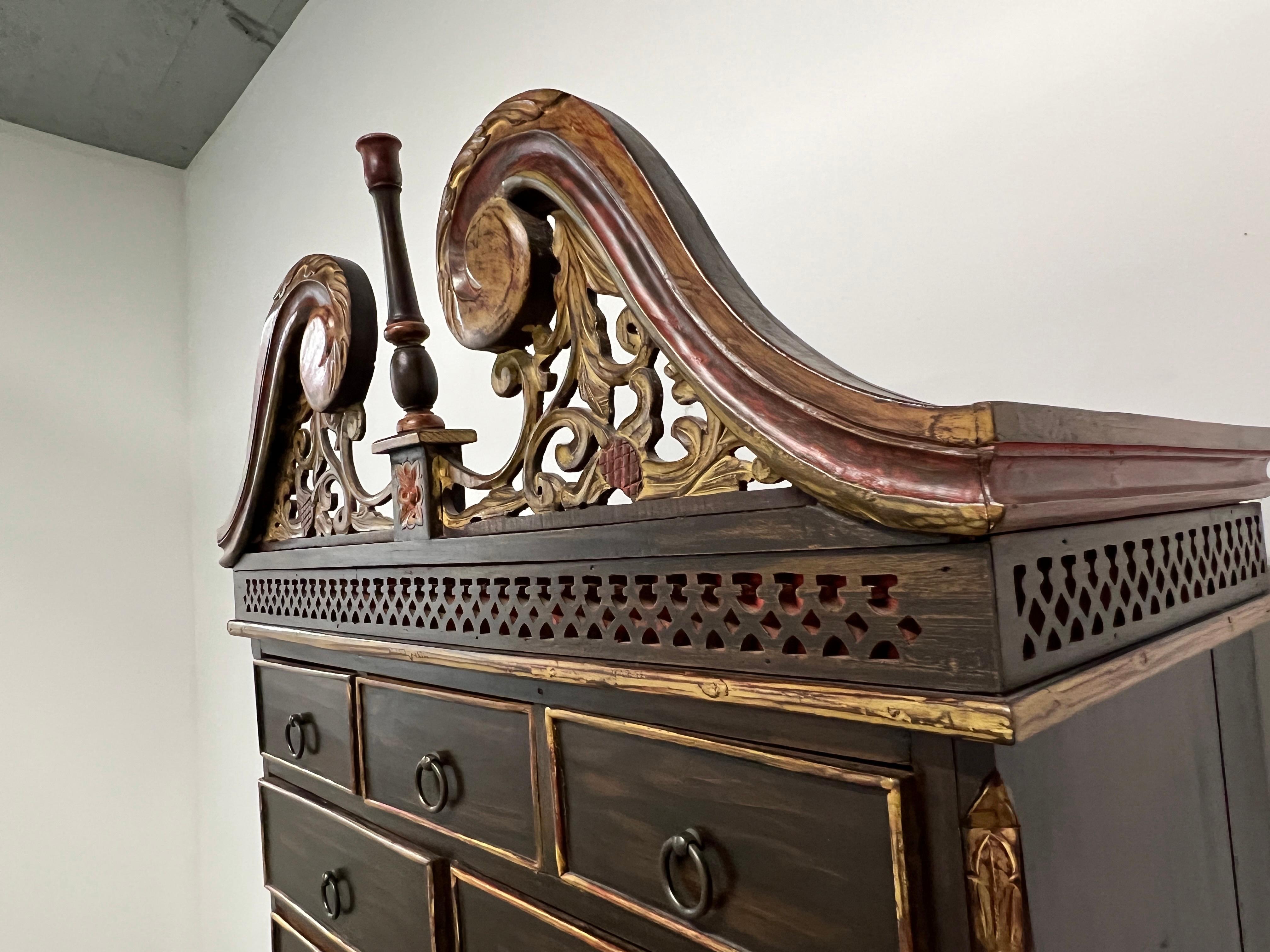 Cassapanca intagliata a mano in stile revival spagnolo, Made in Mexico, CIRCA 1960 in vendita 2