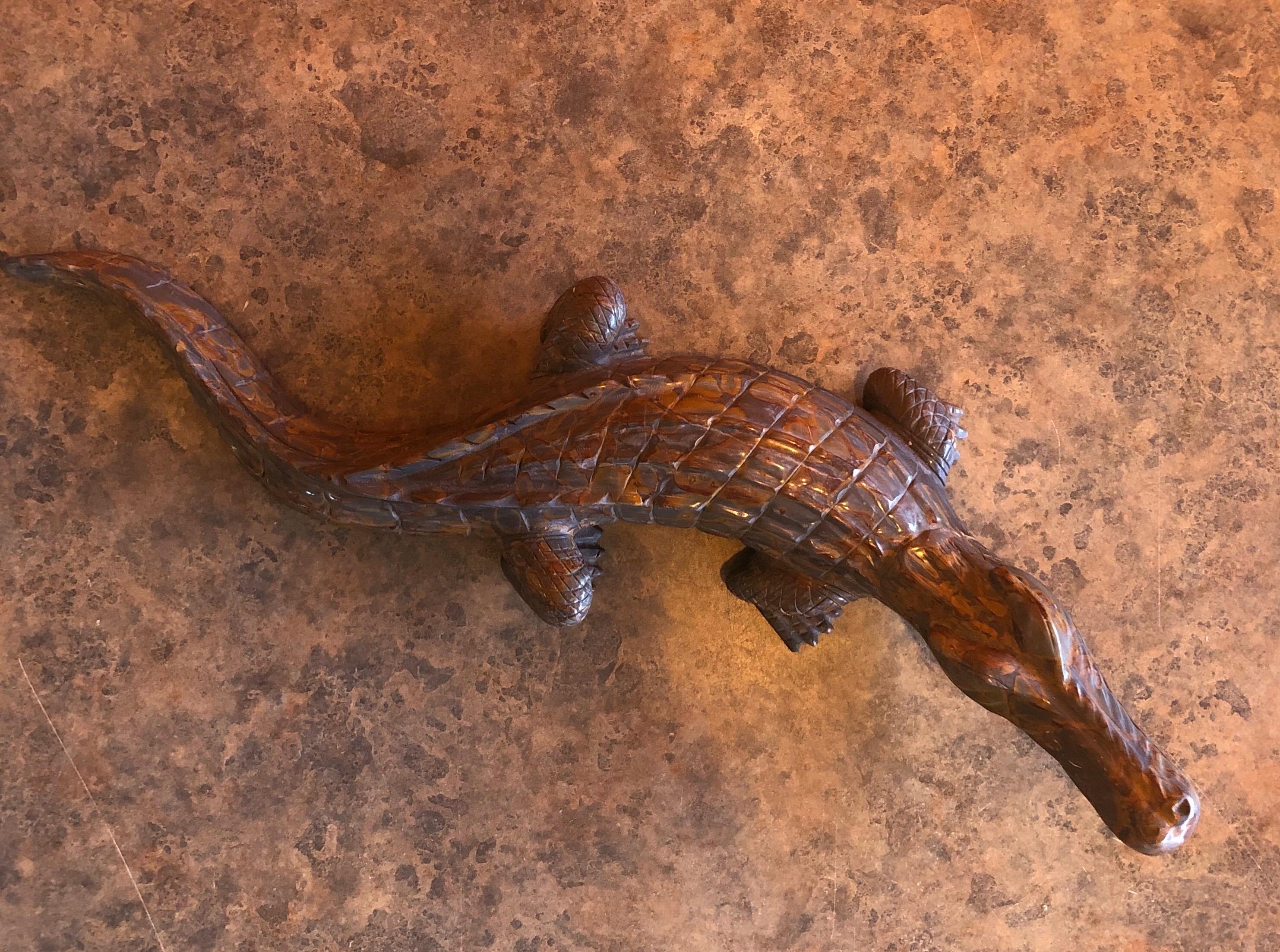 Sculpté à la main Sculpture sculptée à la main en pierre d'alligator/ crocodile en vente