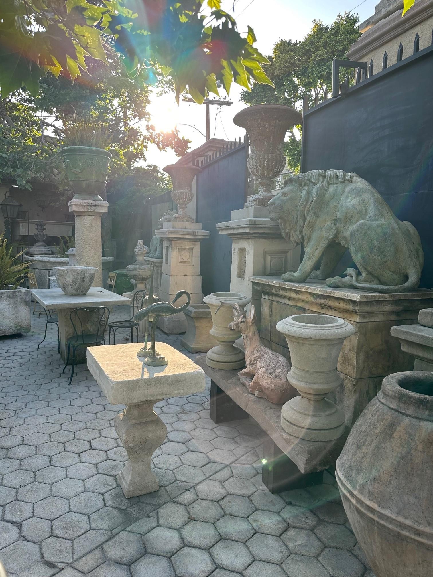 Table d'appoint en pierre sculptée à la main pour jardin extérieur intérieur Table de ferme CA en vente 9
