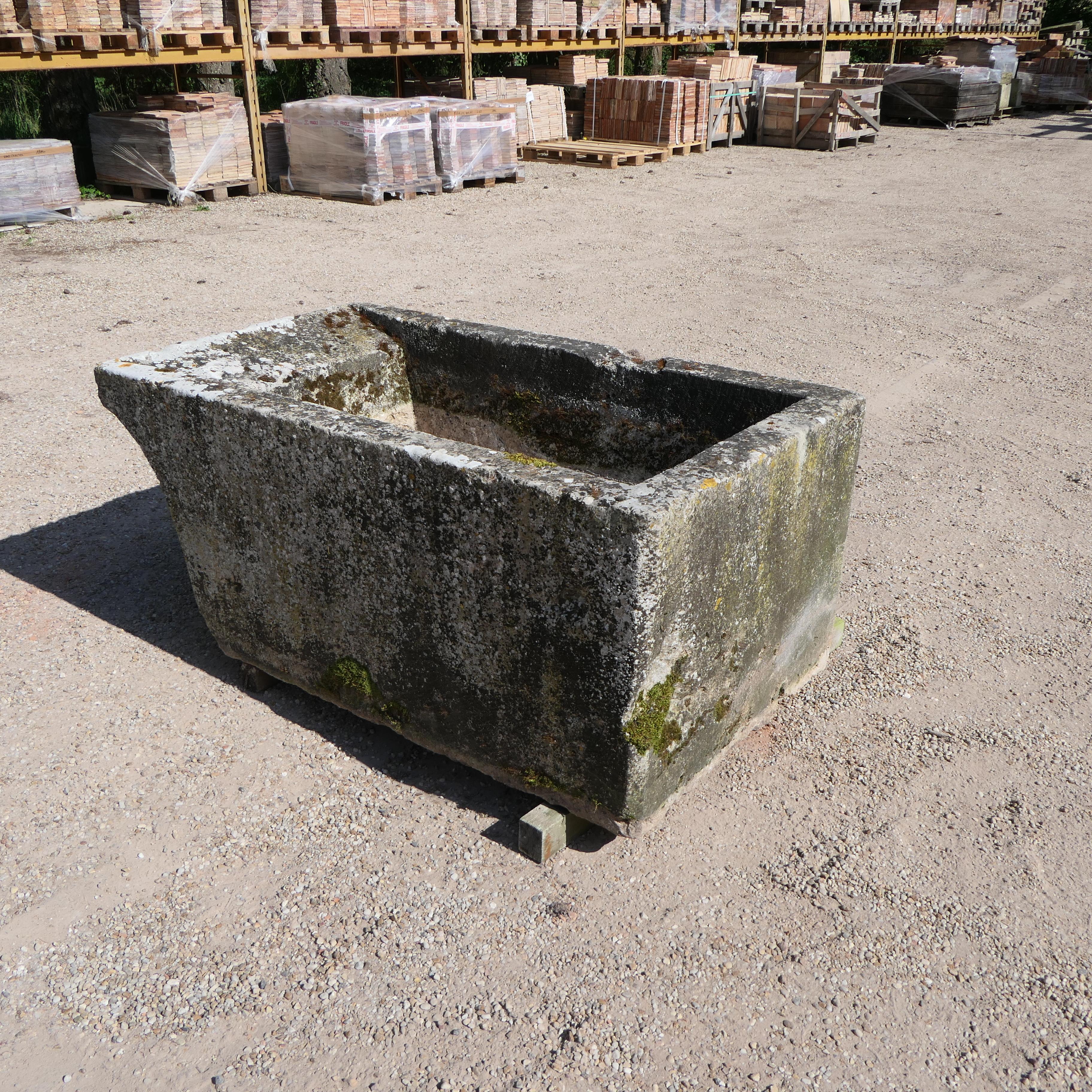 Français A Stone Basin Trough Hand Carved Fountain Tub Planter Firepit Vessel Antique en vente