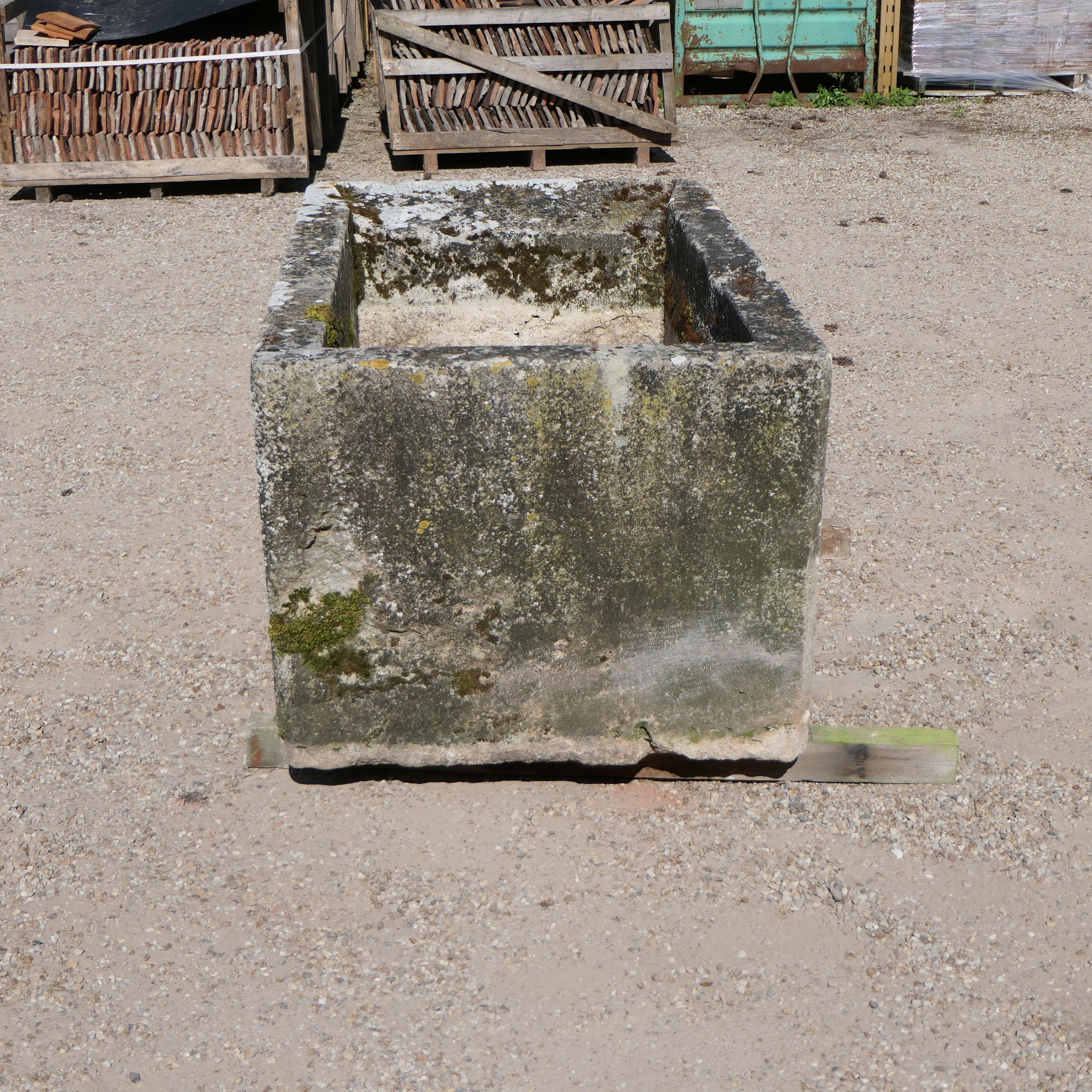 A Stone Basin Trough Hand Carved Fountain Tub Planter Firepit Vessel Antique État moyen - En vente à COULLONS, FR