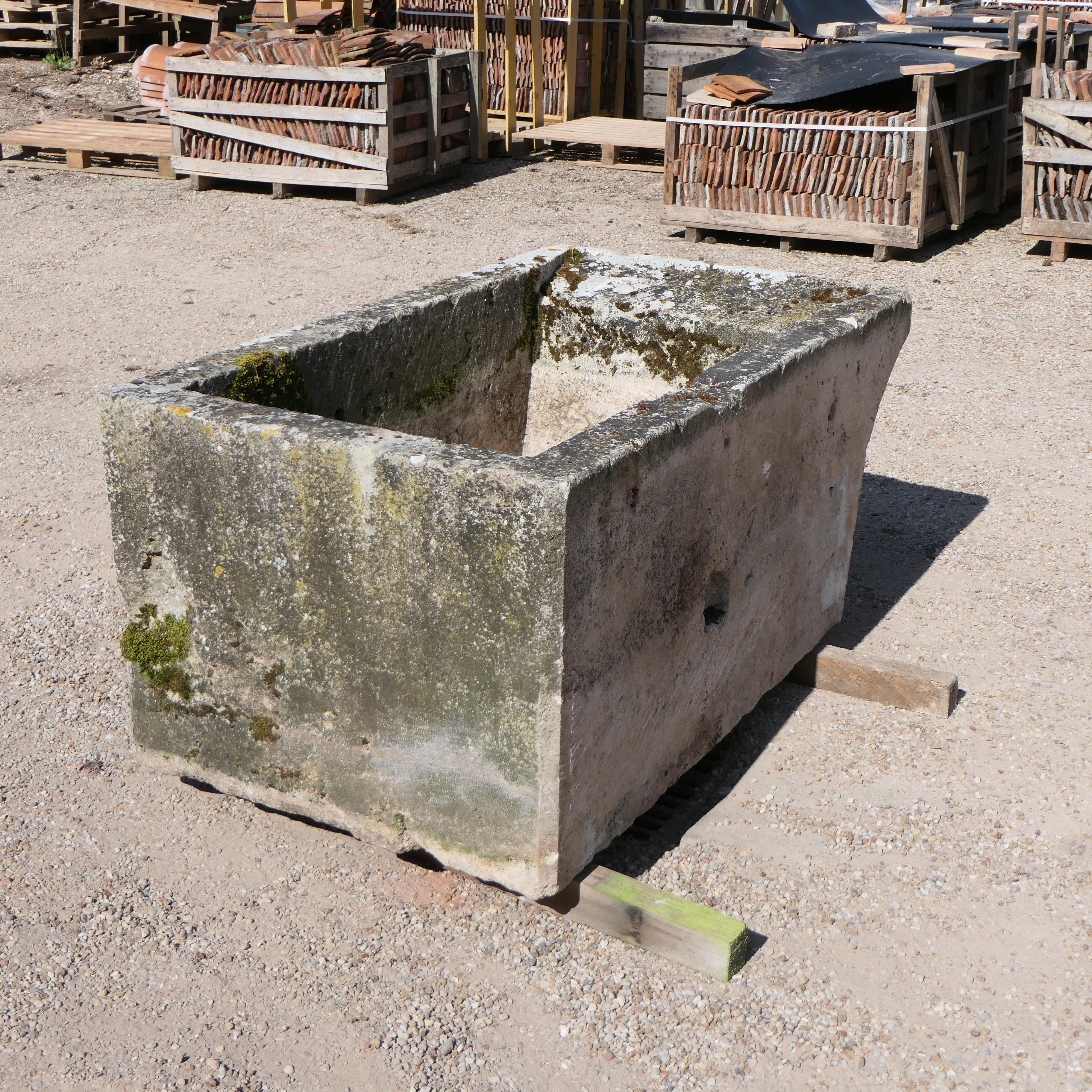 XVIIIe siècle et antérieur A Stone Basin Trough Hand Carved Fountain Tub Planter Firepit Vessel Antique en vente