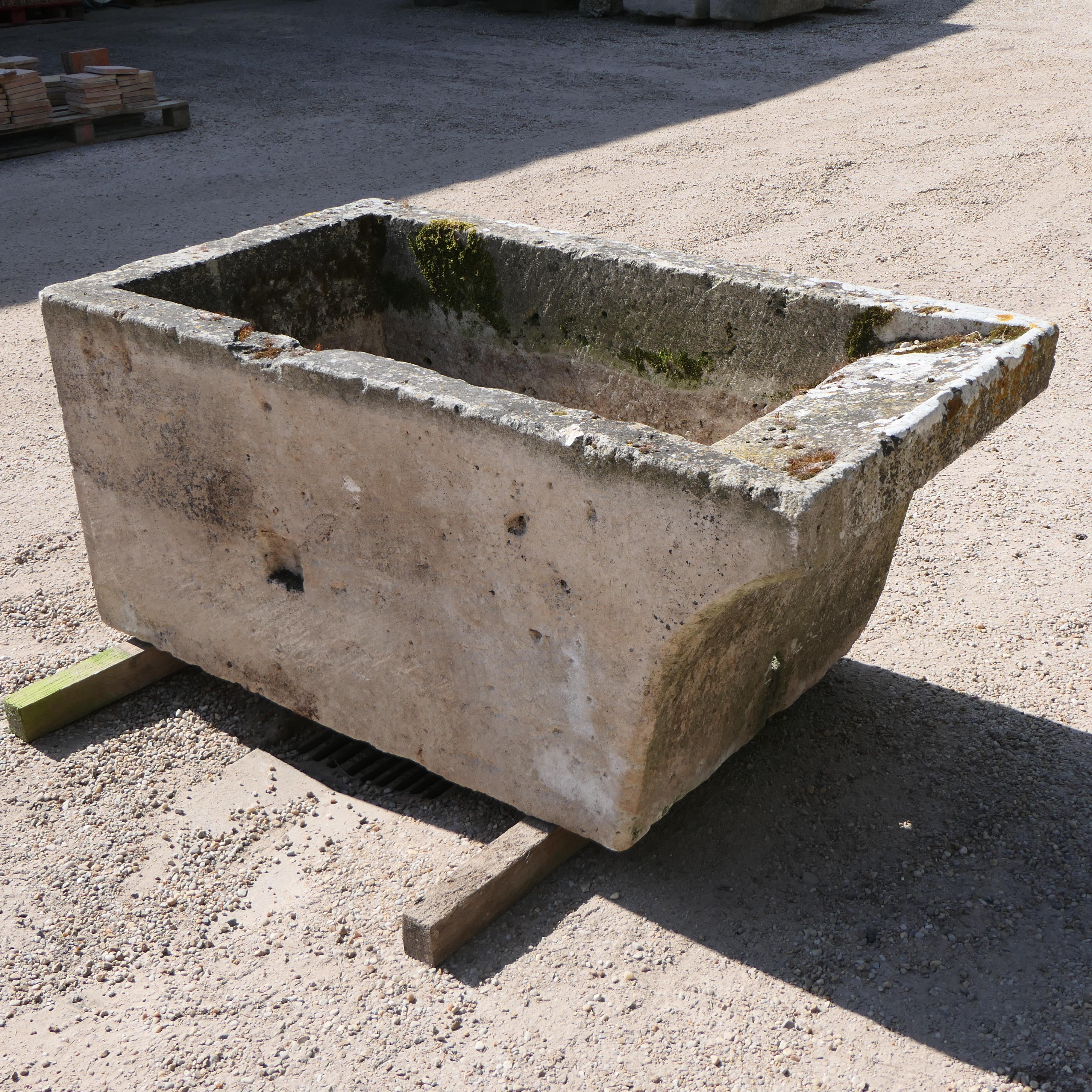 A Stone Basin Trough Hand Carved Fountain Tub Planter Firepit Vessel Antique en vente 1