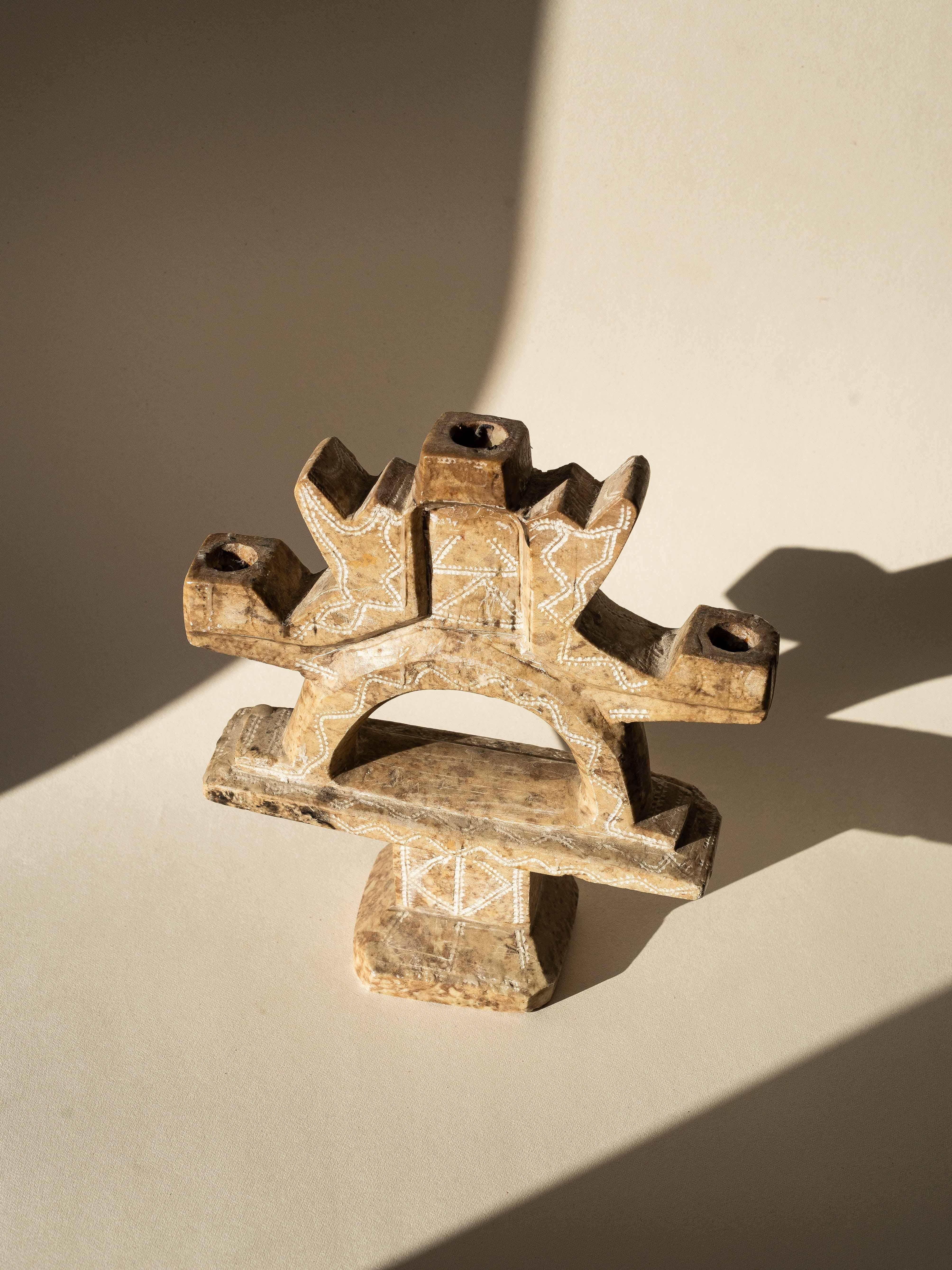 Handgeschnitzter Kandelaber aus Stein, dreifach verzweigtes Design, Marokko 1970er Jahre

Marokkanischer Kerzenständer aus Stein gemeißelt und mit sehr dünnen geometrischen Mustern auf beiden Seiten verziert.

Kunsthandwerkliche Arbeit :

Der