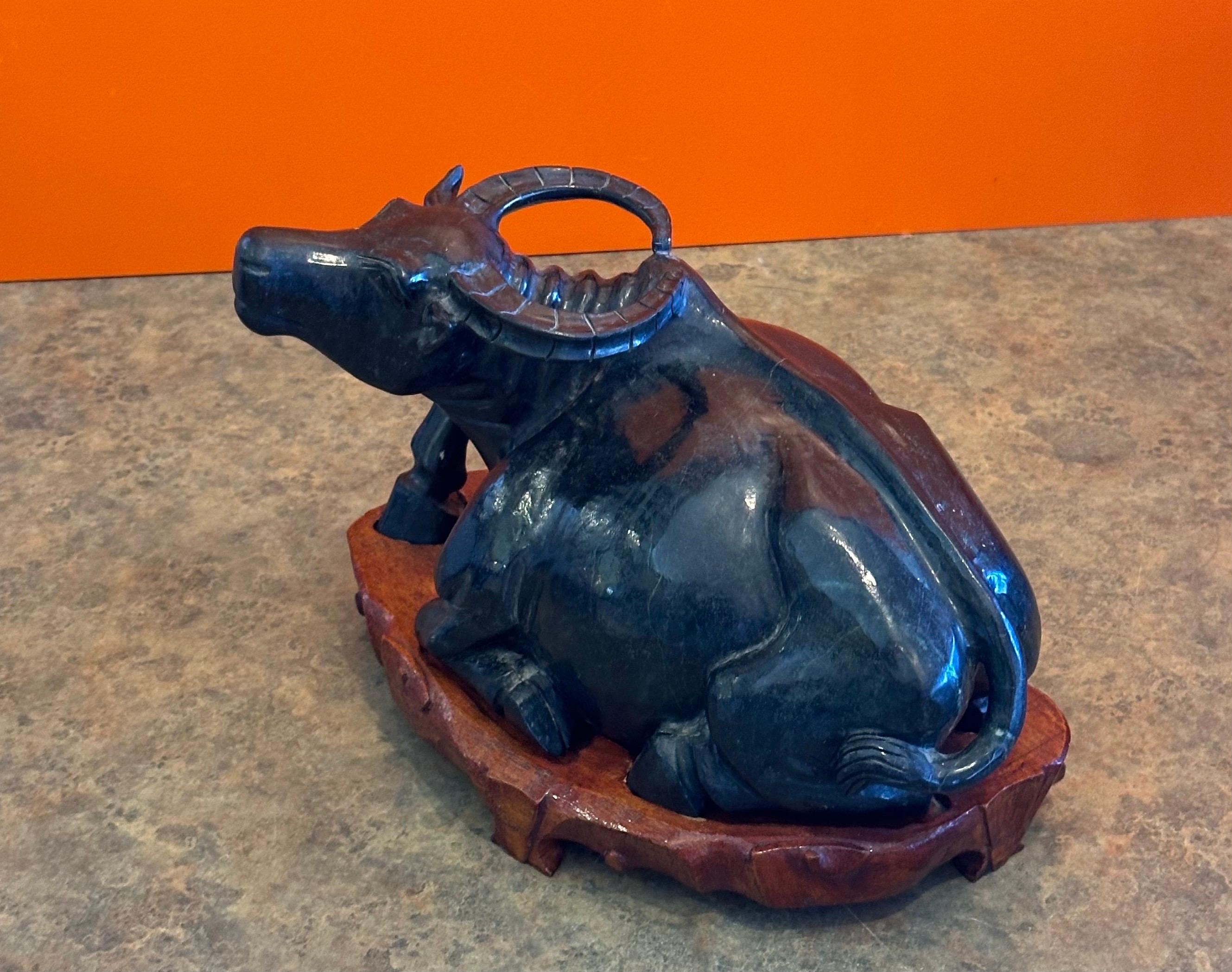 Sculpture chinoise en pierre sculptée à la main représentant un buffle d'eau sur un socle en Wood Wood en vente 2