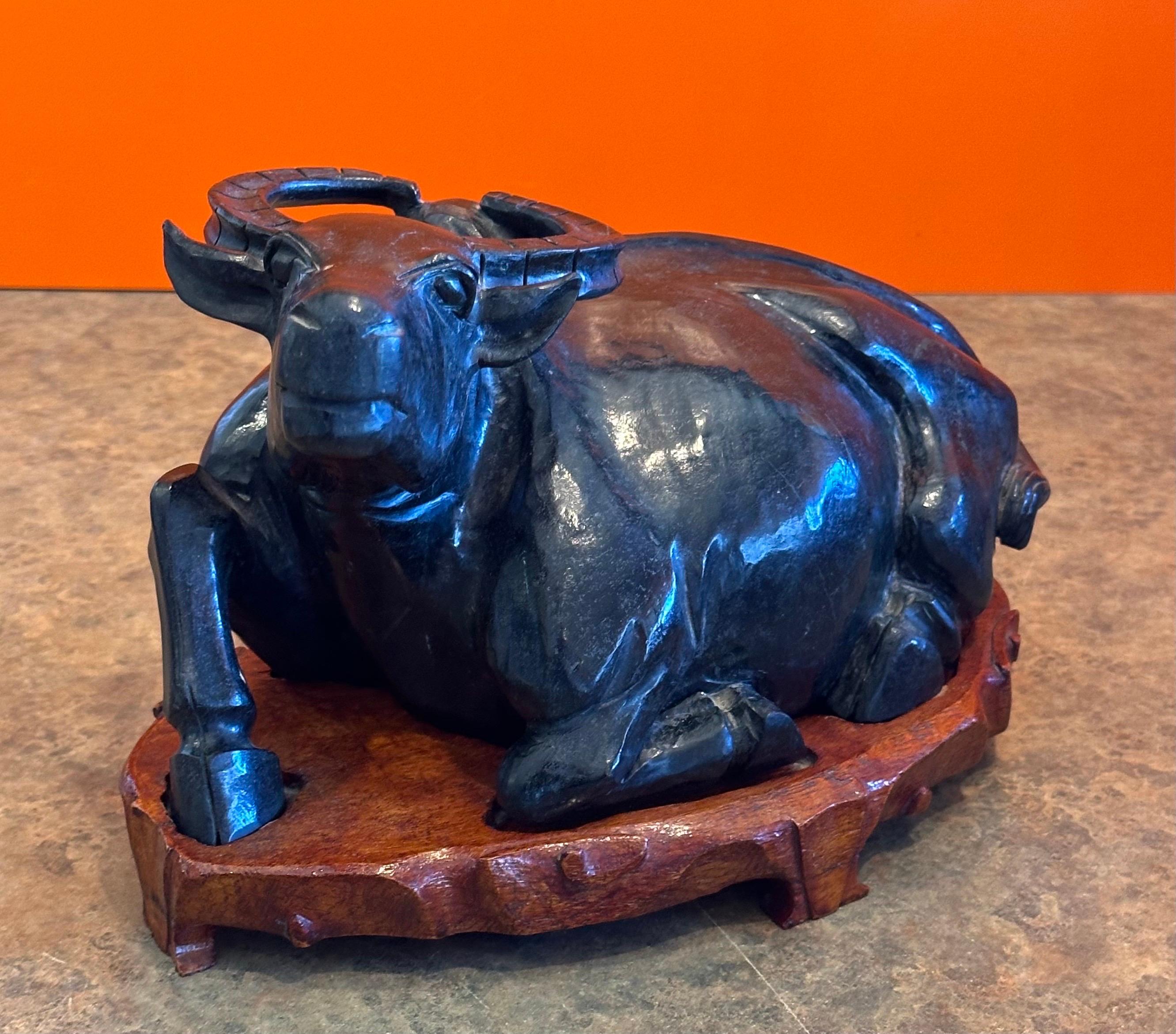 Sculpture chinoise en pierre sculptée à la main représentant un buffle d'eau sur un socle en Wood Wood en vente 3