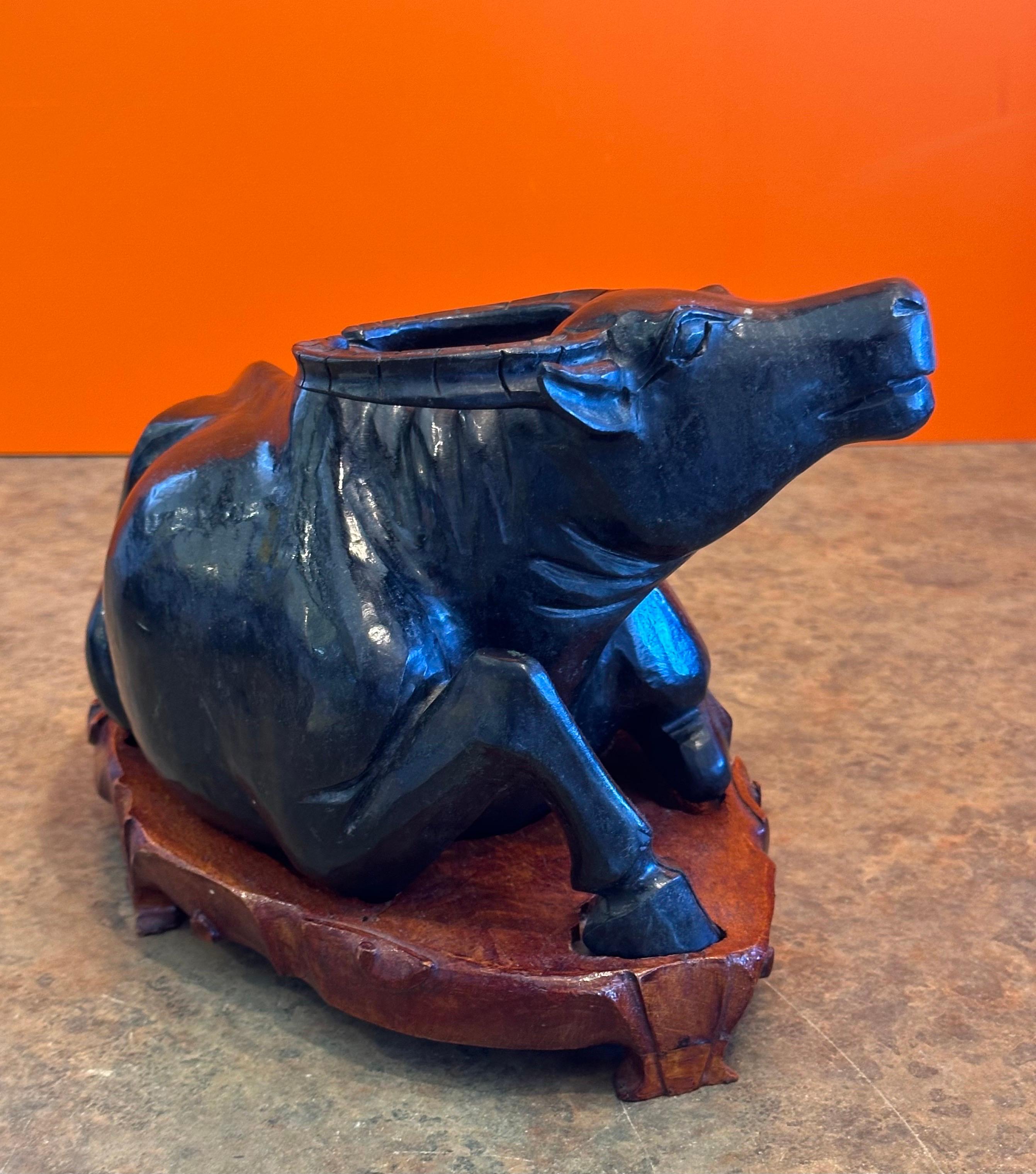 Sculpture chinoise en pierre sculptée à la main représentant un buffle d'eau sur un socle en Wood Wood en vente 4