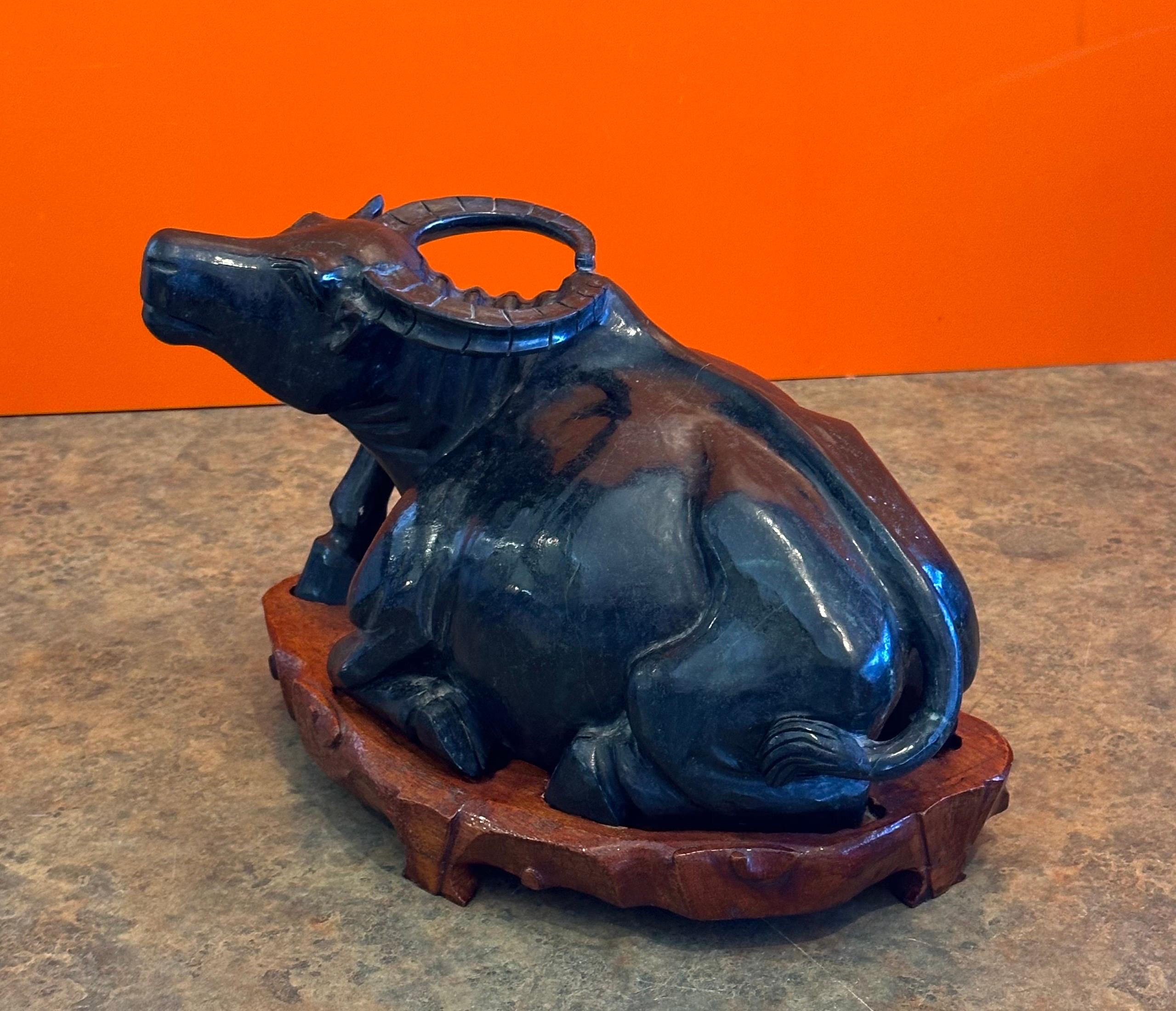 Sculpture chinoise en pierre sculptée à la main représentant un buffle d'eau sur un socle en Wood Wood en vente 5