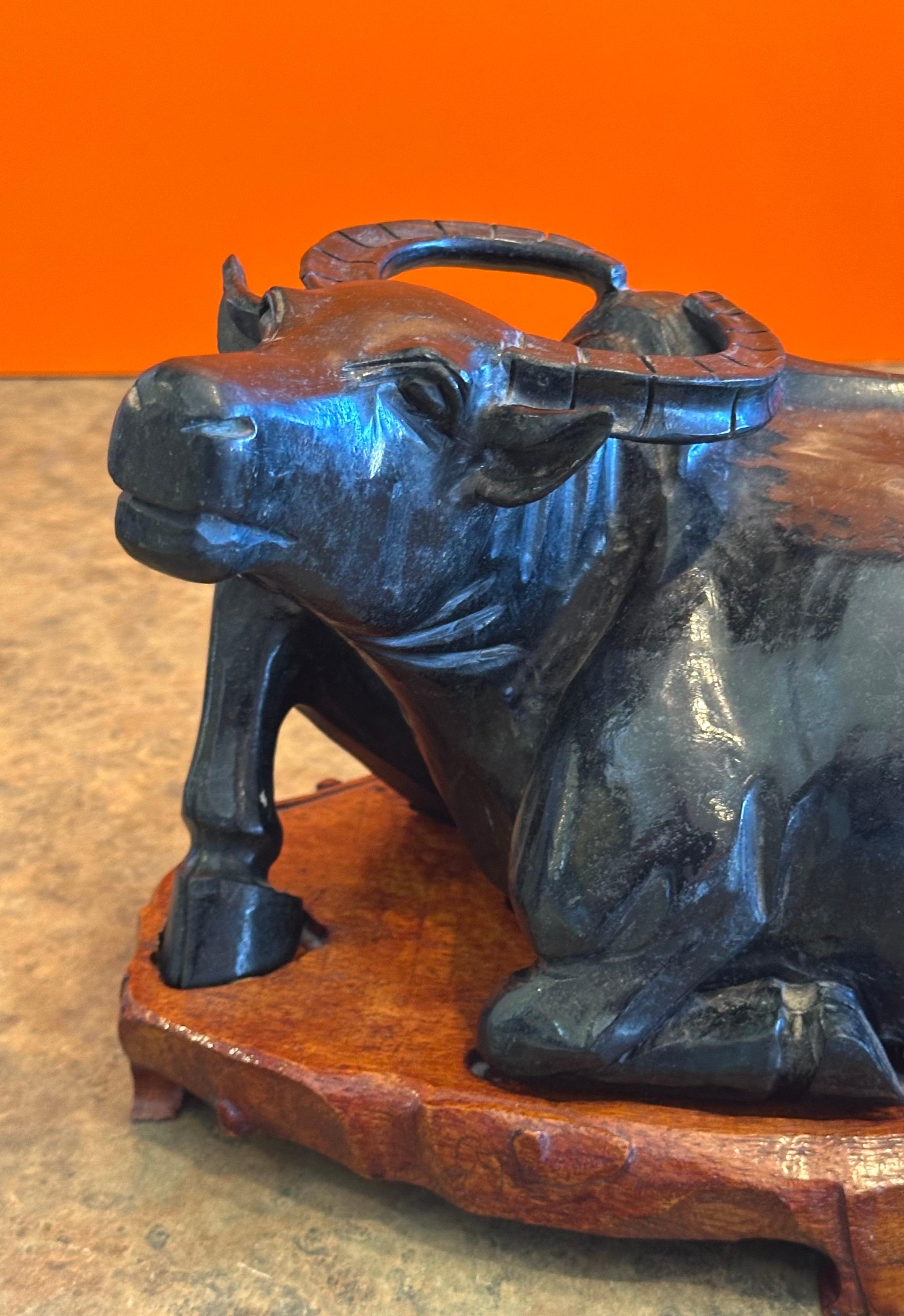Sculpture chinoise en pierre sculptée à la main représentant un buffle d'eau sur un socle en Wood Wood en vente 7