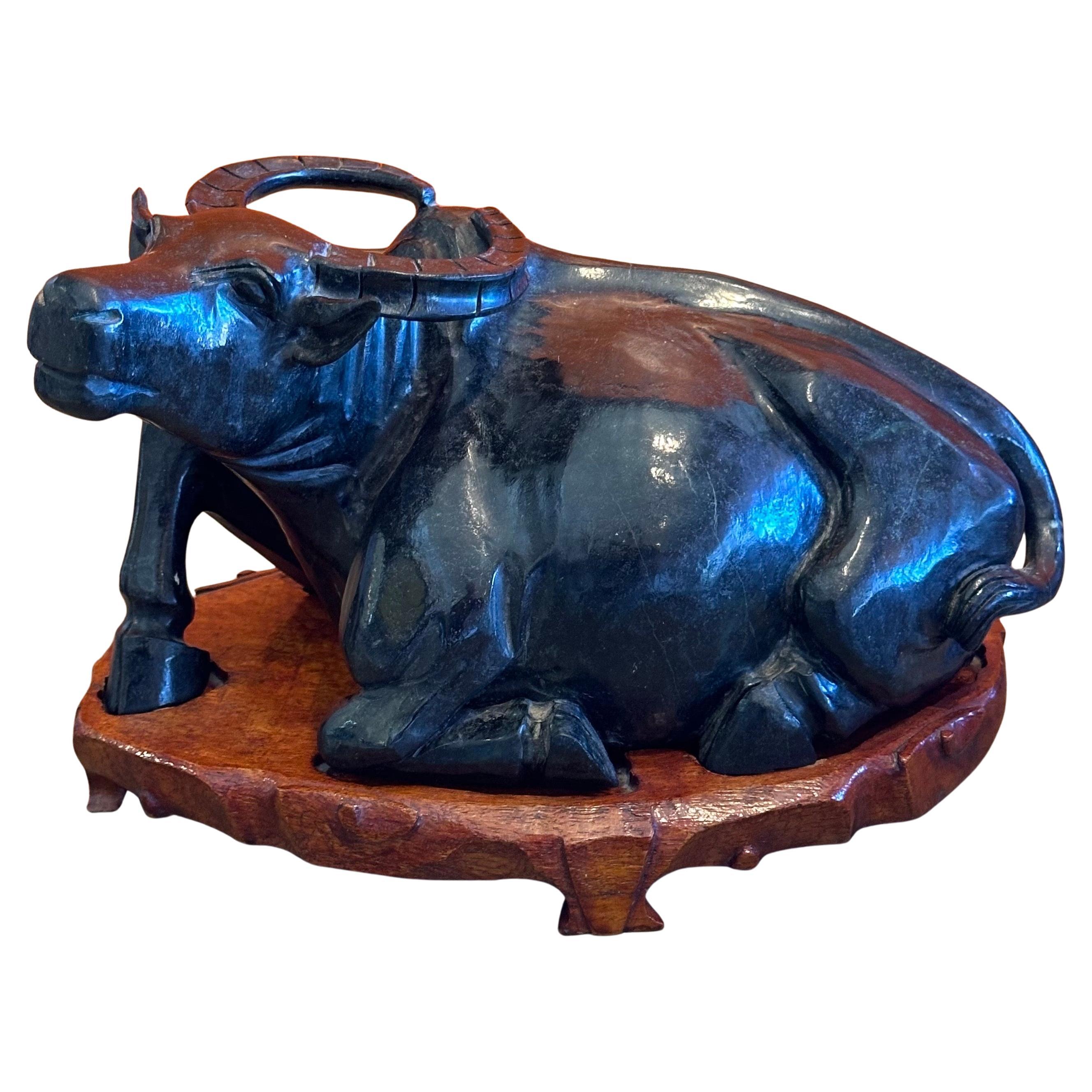 Sculpture chinoise en pierre sculptée à la main représentant un buffle d'eau sur un socle en Wood Wood en vente 9