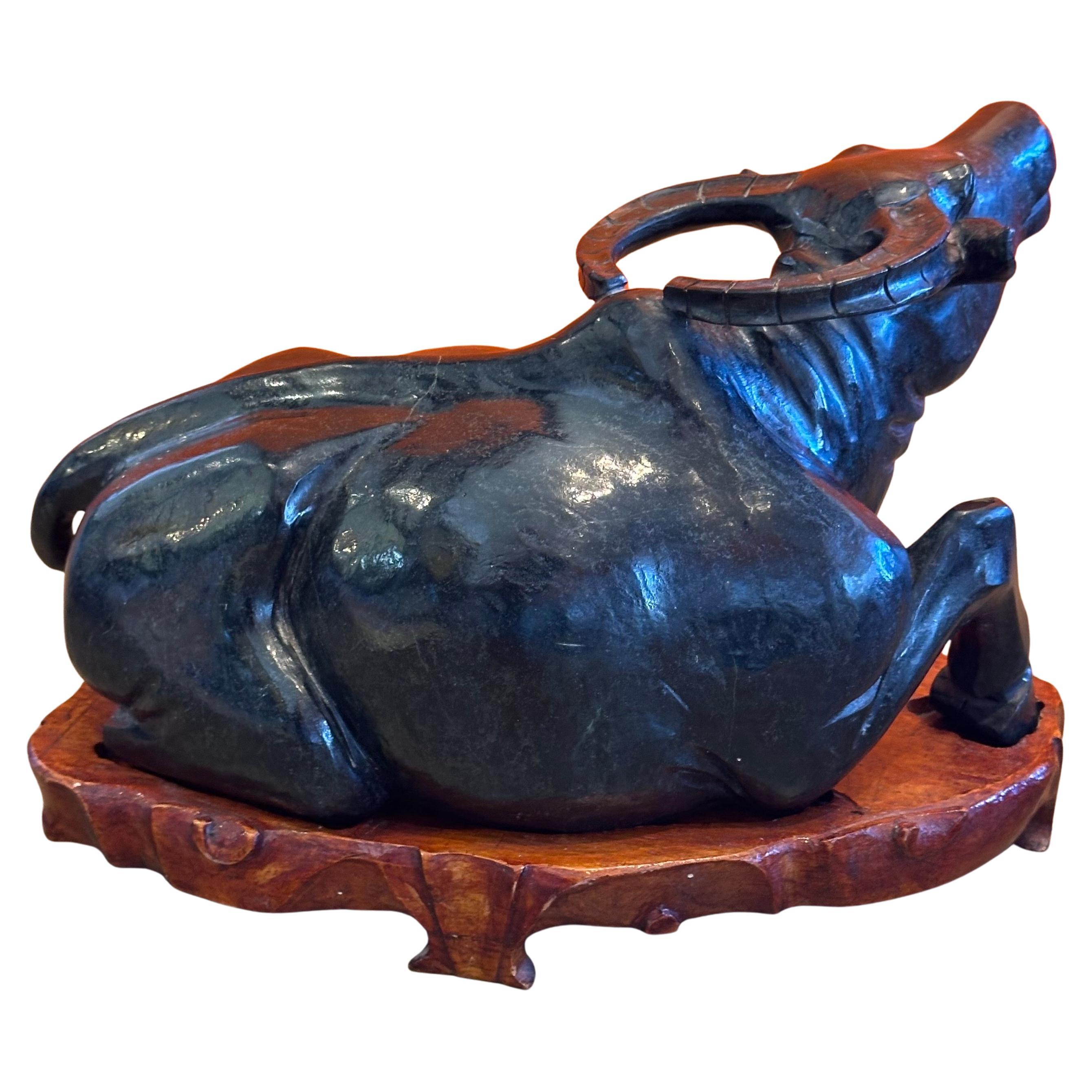 Mid-Century Modern Sculpture chinoise en pierre sculptée à la main représentant un buffle d'eau sur un socle en Wood Wood en vente