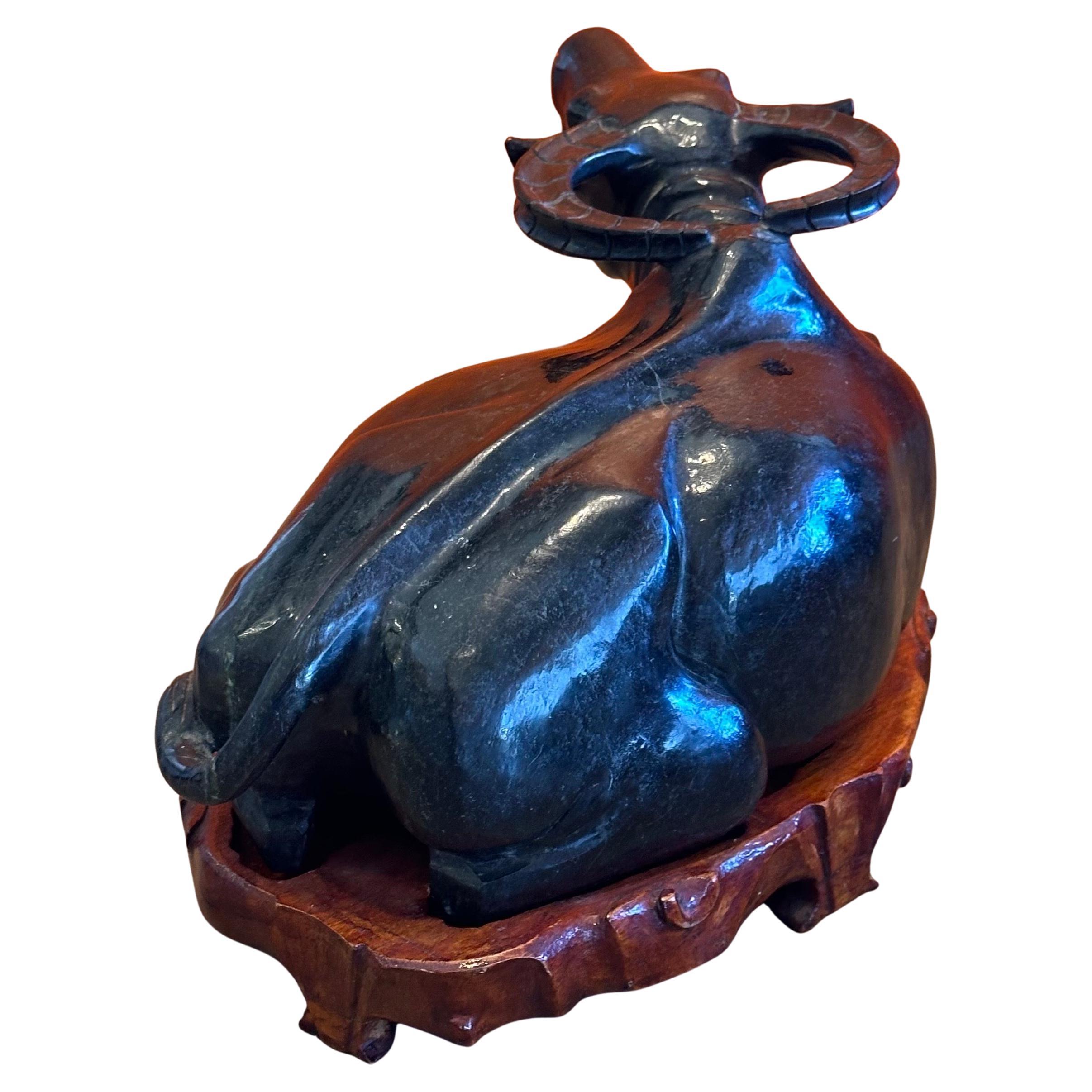 Chinois Sculpture chinoise en pierre sculptée à la main représentant un buffle d'eau sur un socle en Wood Wood en vente