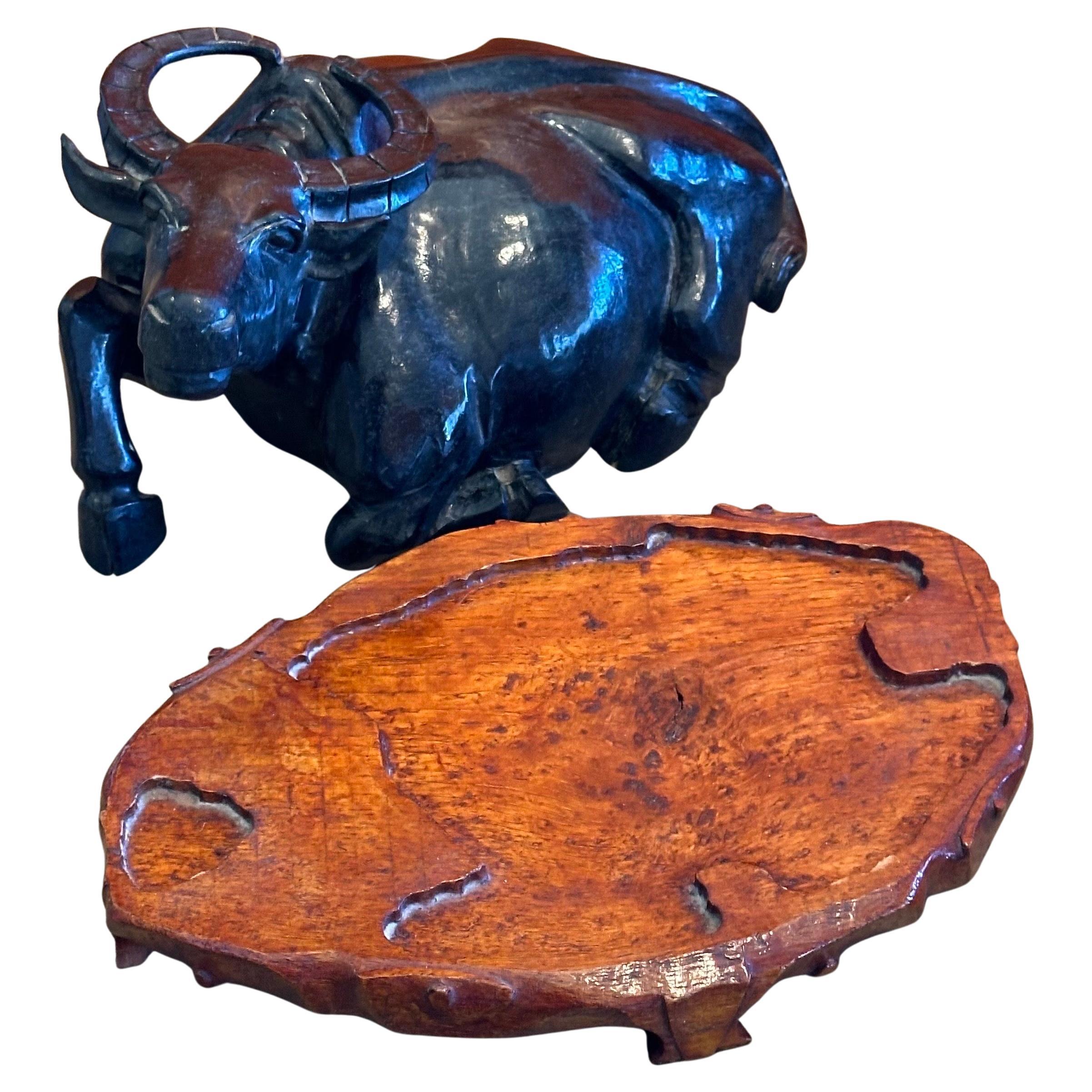 Sculpté à la main Sculpture chinoise en pierre sculptée à la main représentant un buffle d'eau sur un socle en Wood Wood en vente