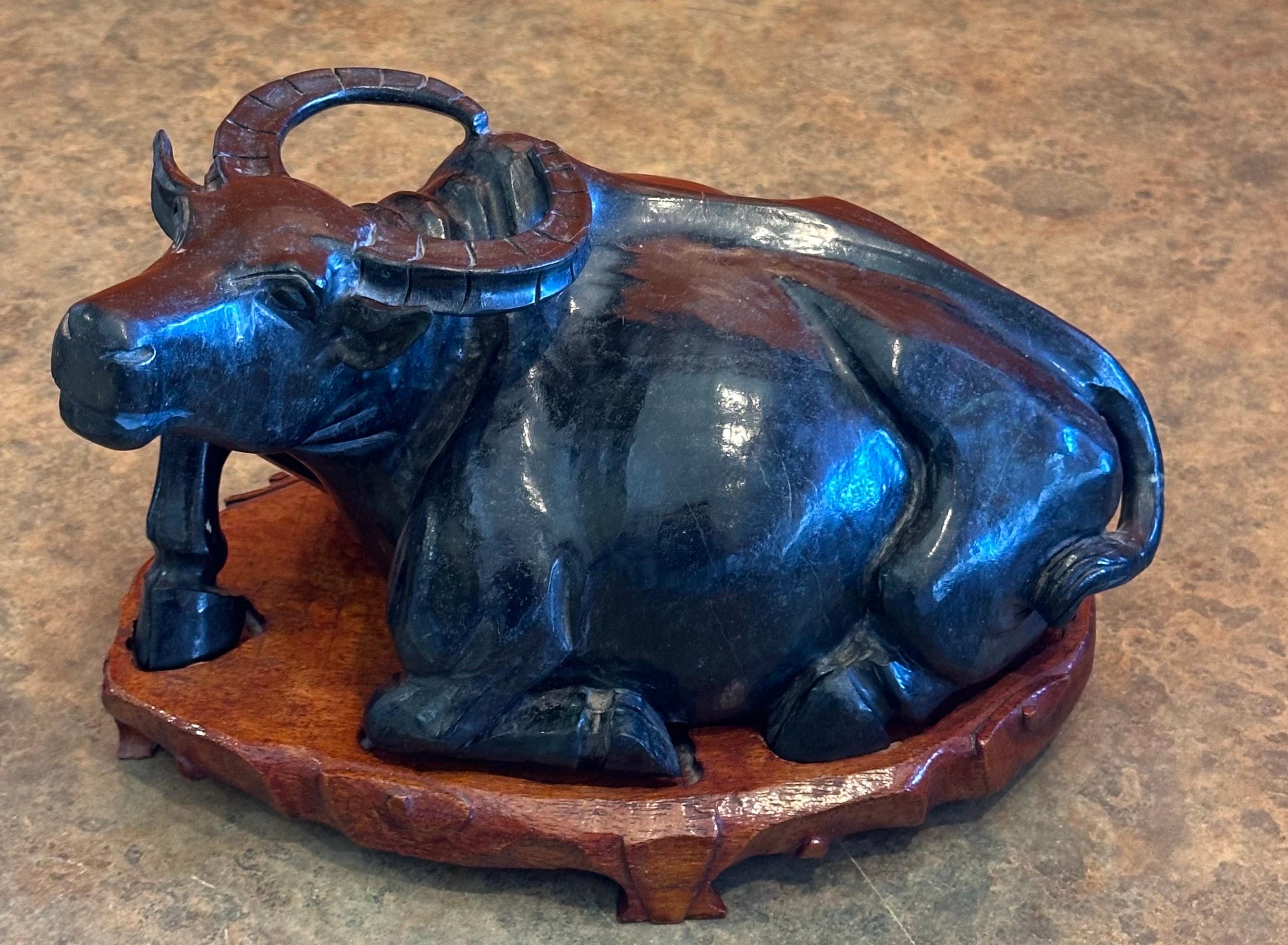 Sculpture chinoise en pierre sculptée à la main représentant un buffle d'eau sur un socle en Wood Wood Bon état - En vente à San Diego, CA