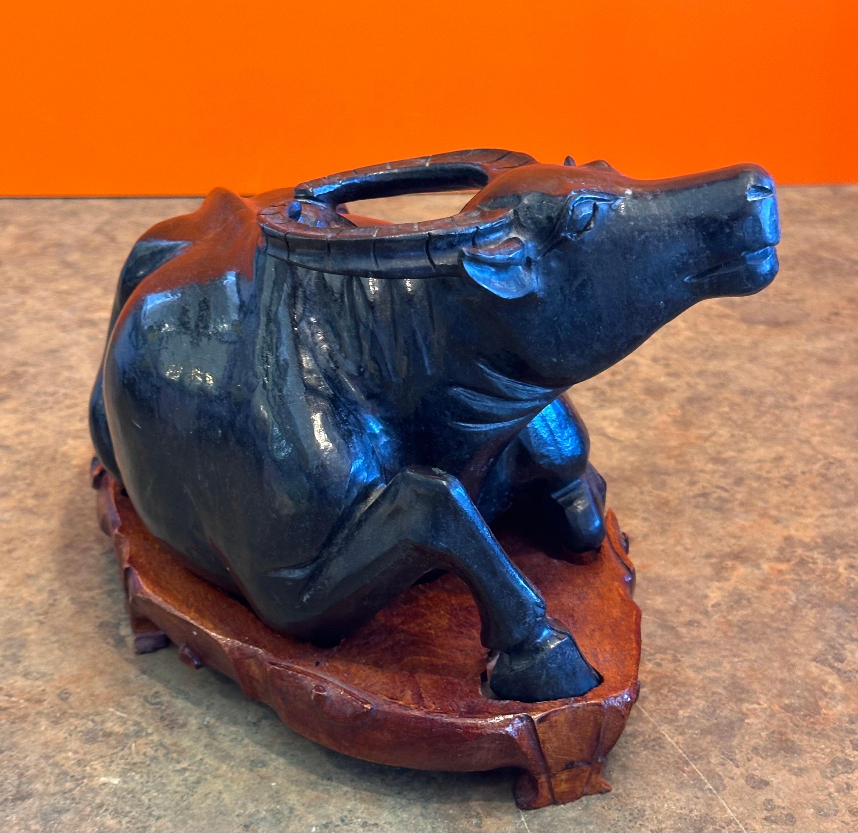 20ième siècle Sculpture chinoise en pierre sculptée à la main représentant un buffle d'eau sur un socle en Wood Wood en vente