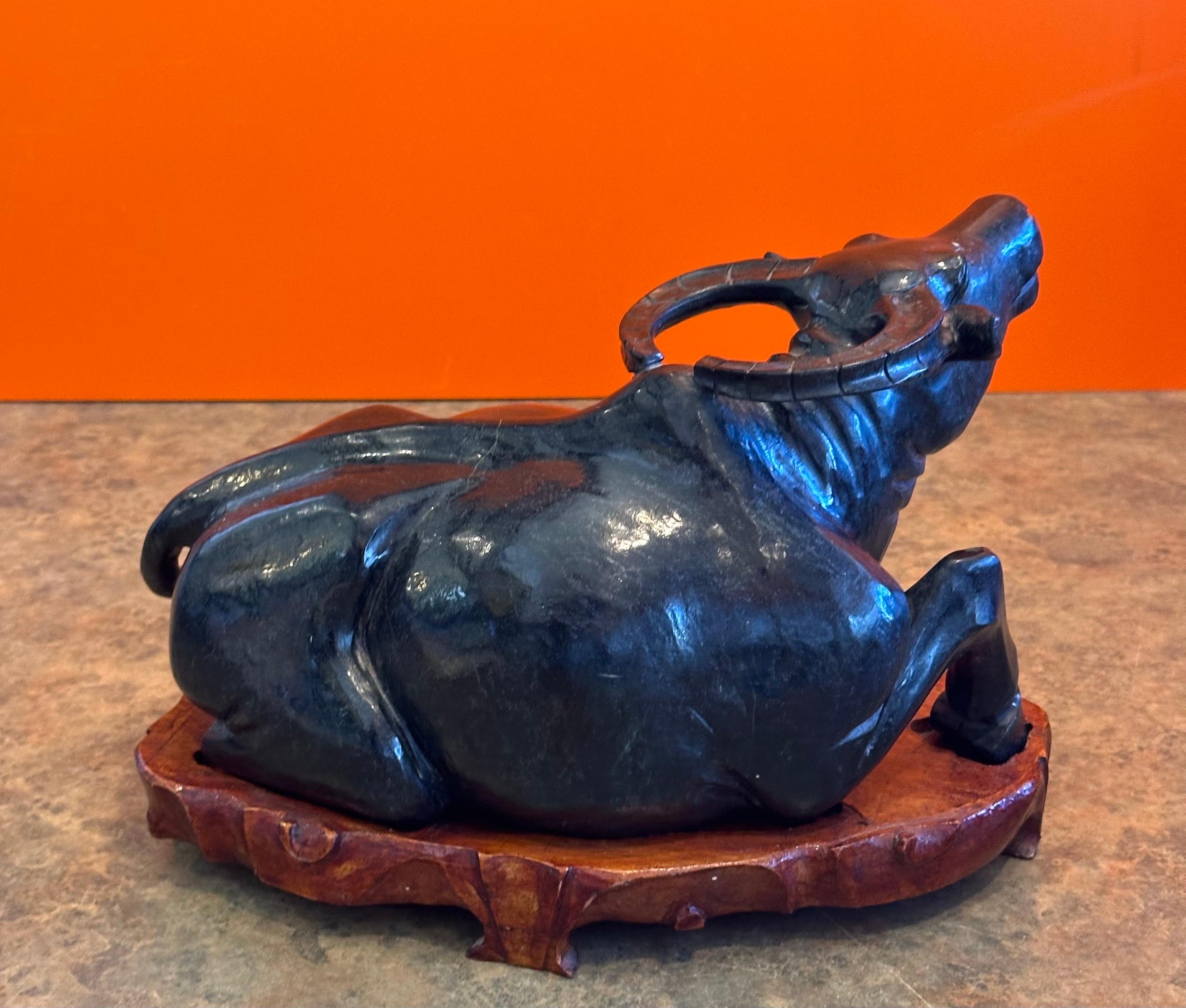 Sculpture chinoise en pierre sculptée à la main représentant un buffle d'eau sur un socle en Wood Wood en vente 1