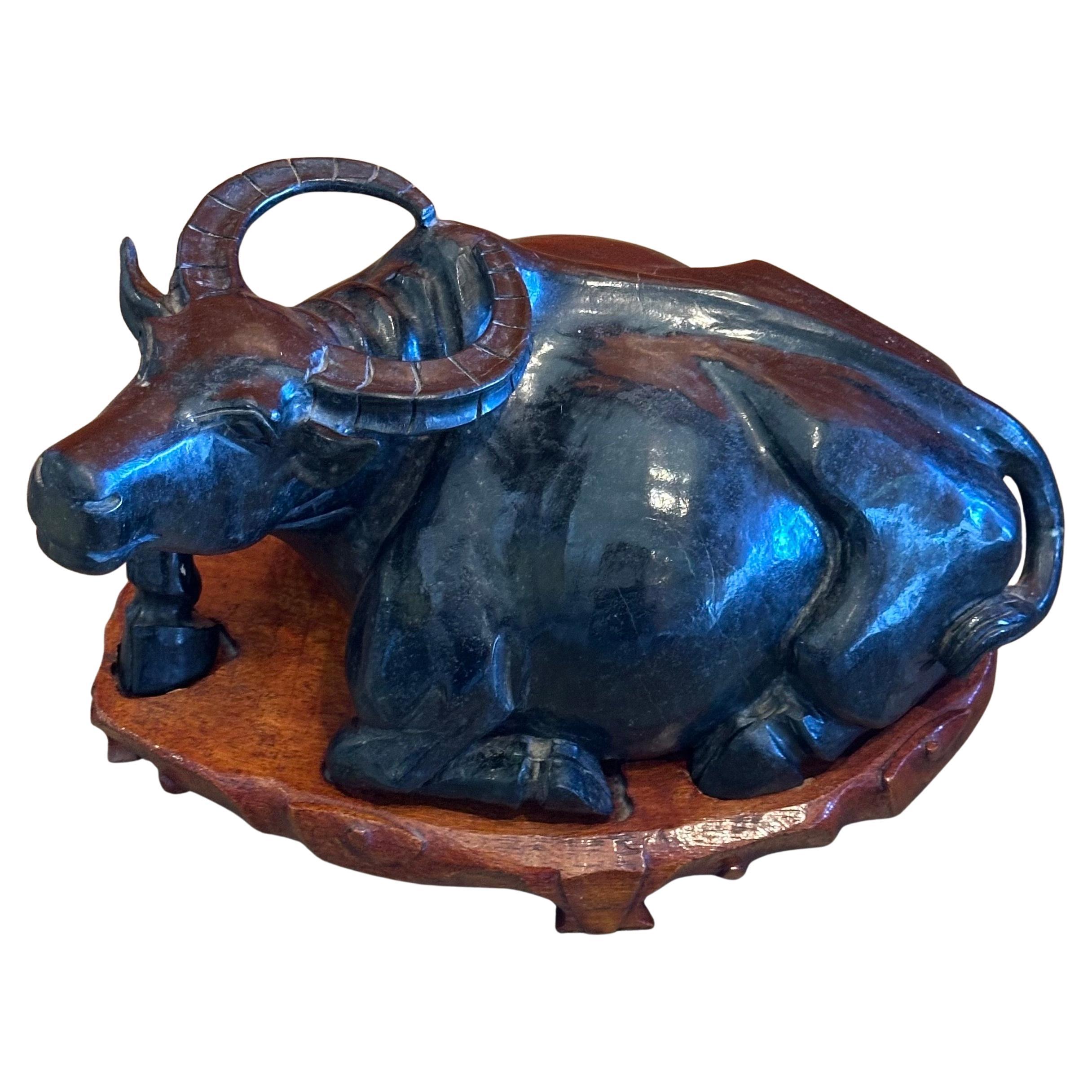 Sculpture chinoise en pierre sculptée à la main représentant un buffle d'eau sur un socle en Wood Wood en vente