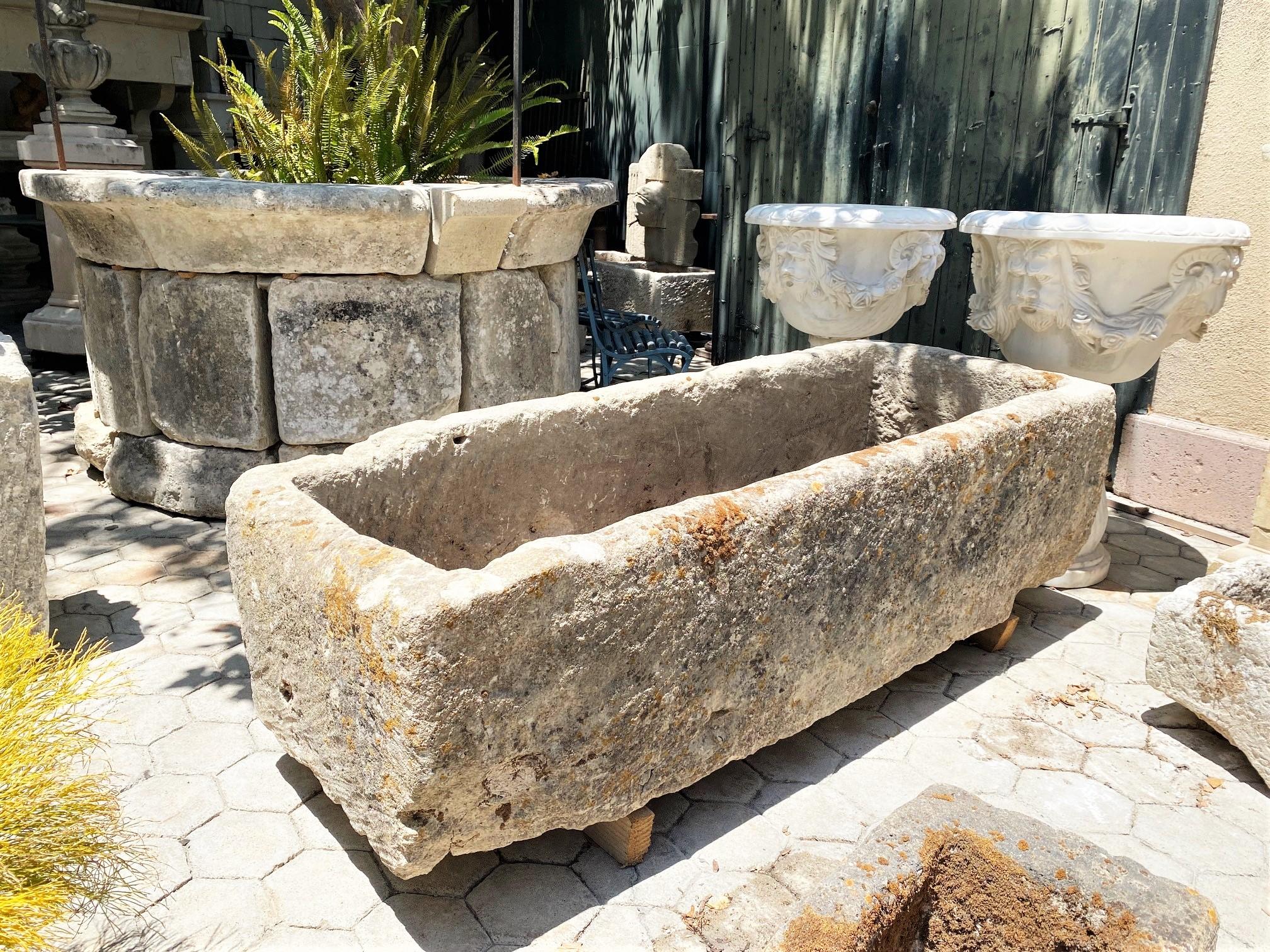 Pierre Ancienne auge de cheminée en pierre sculptée à la main pour récipient de fontaine, bassin de fontaine et jardinière - Antique LA