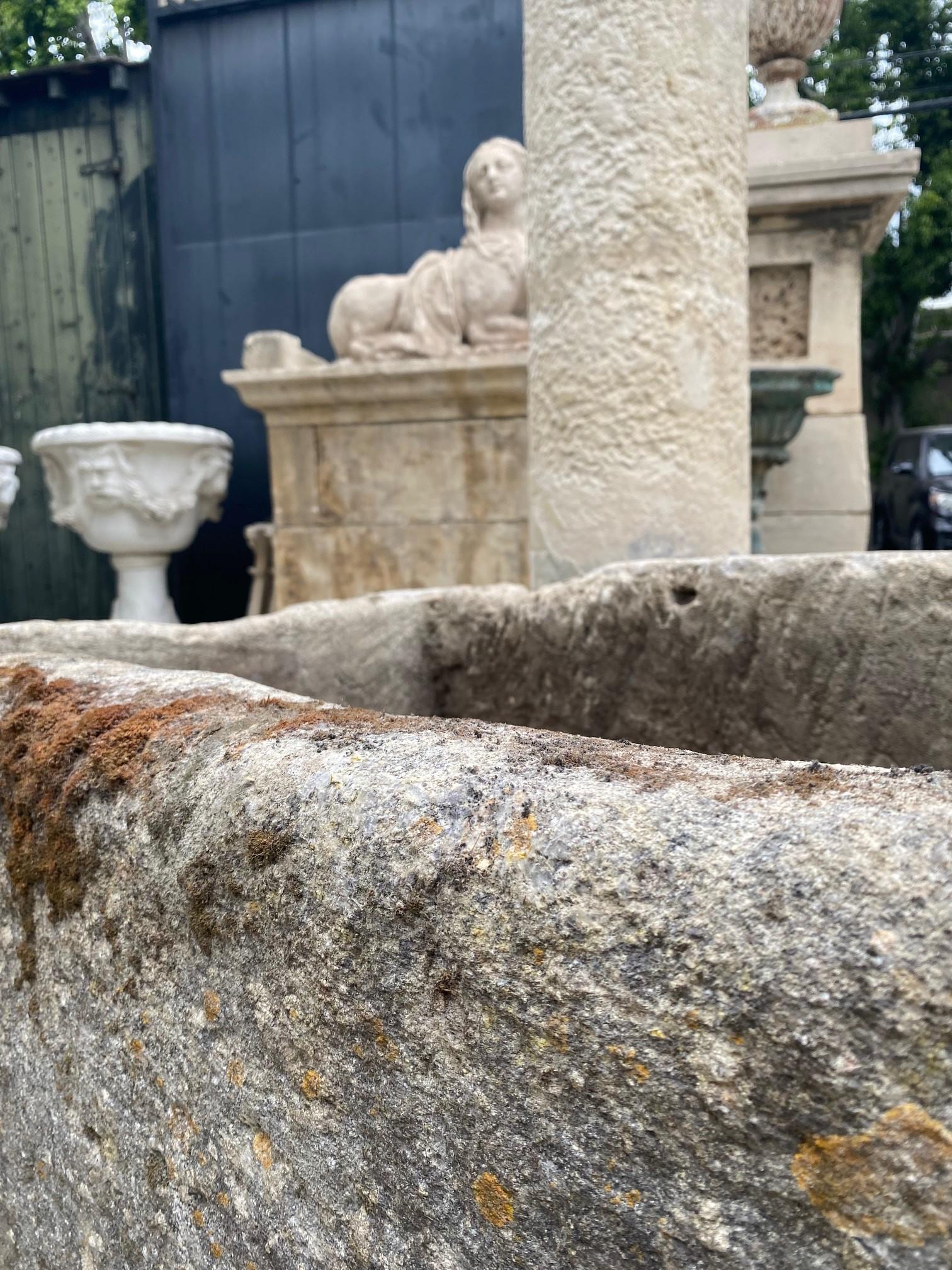 Ancienne auge de cheminée en pierre sculptée à la main pour récipient de fontaine, bassin de fontaine et jardinière - Antique LA 3