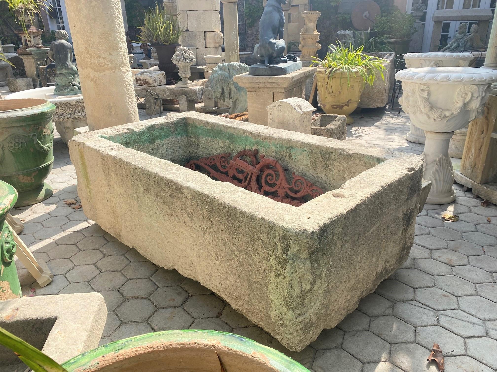 Fontaine en pierre sculptée à la main, bassin, bac, jardinière, foyer, auge, anciennement LA 5
