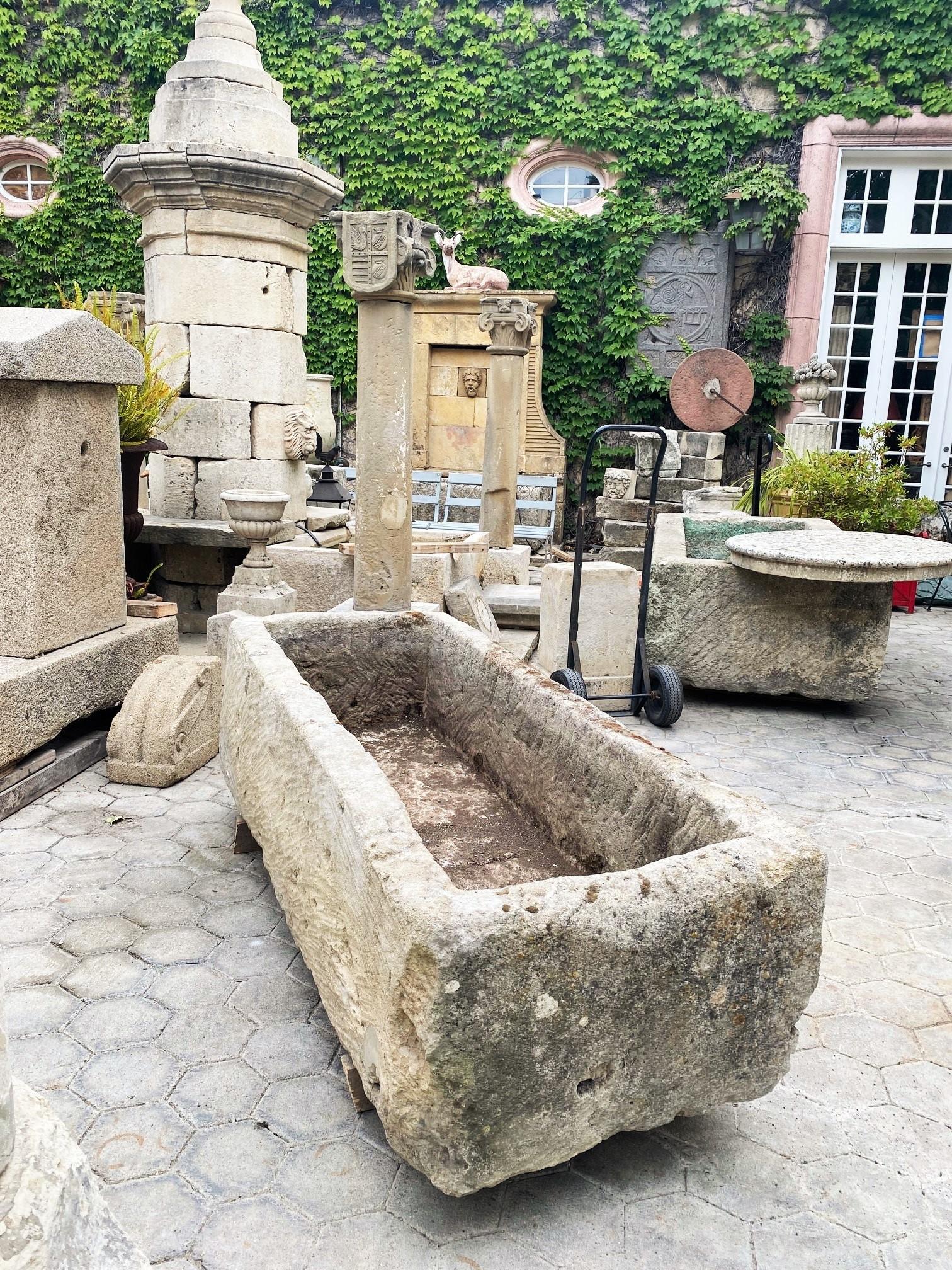 Français Ancienne auge de cheminée en pierre sculptée à la main pour récipient de fontaine, bassin de fontaine et jardinière - Antique LA